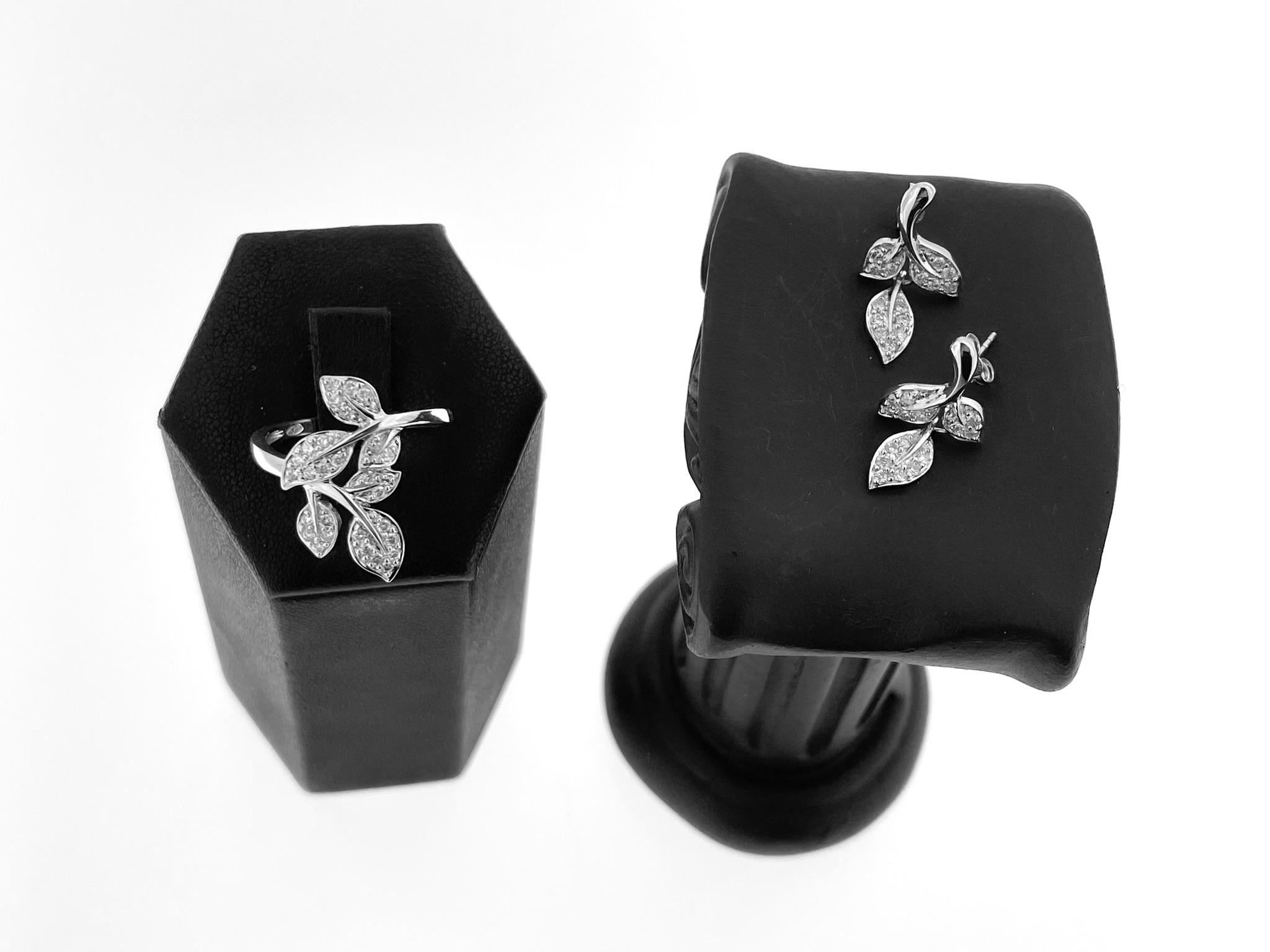 Women's or Men's Modern Earrings and Ring Leaf Design Set White Gold and Diamonds For Sale