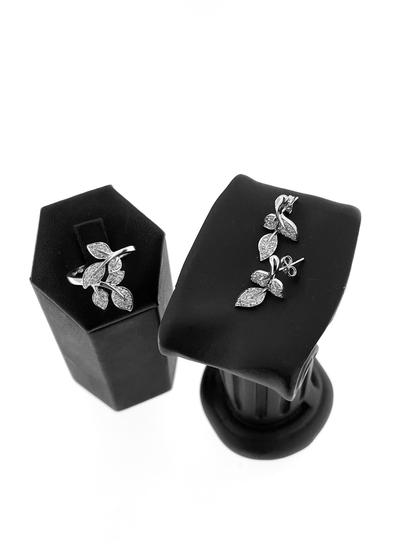 Boucles d'oreilles et bague design feuille en or blanc et diamants Unisexe en vente