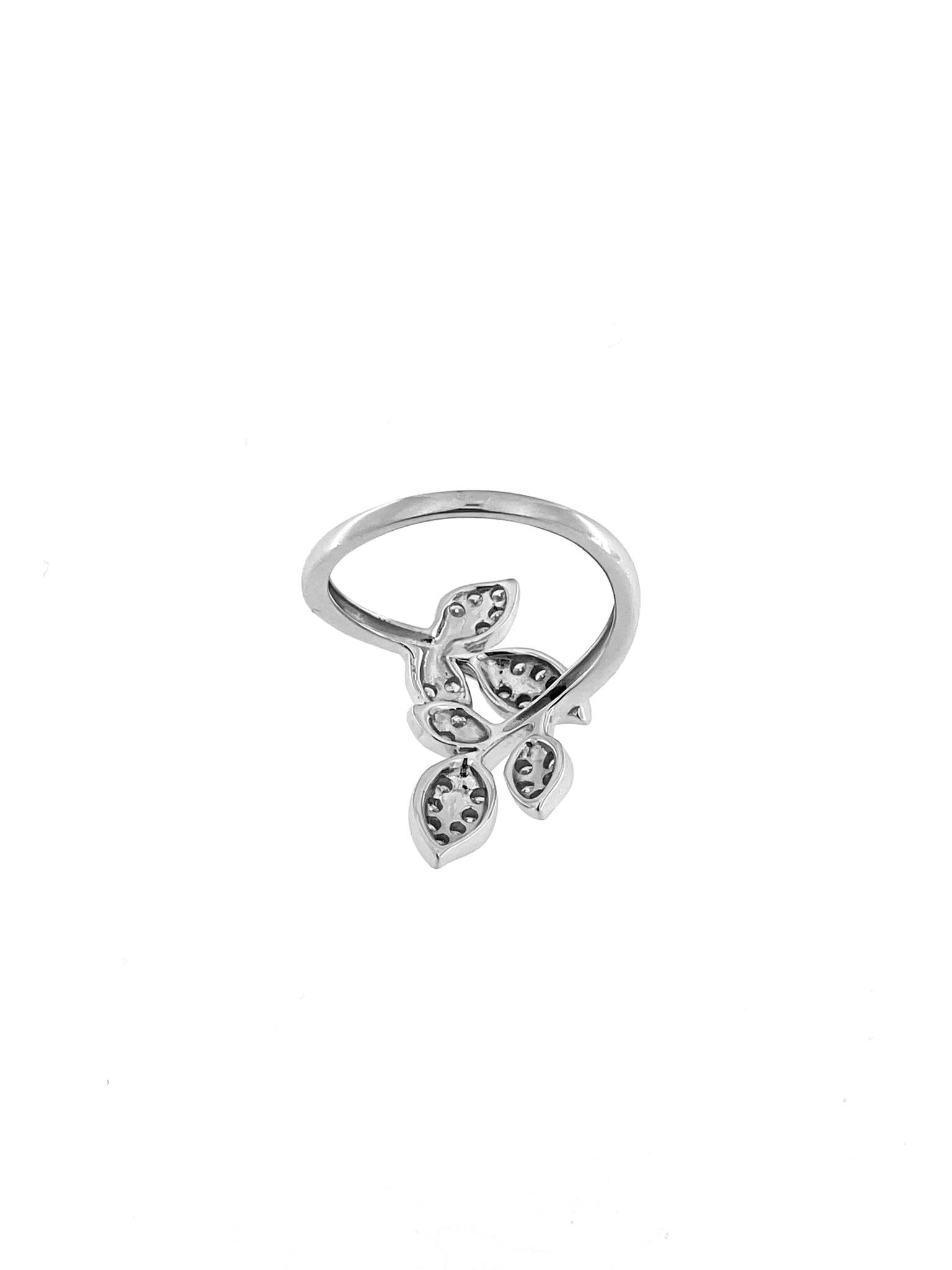Modern Earrings and Ring Leaf Design Set White Gold and Diamonds For Sale 2