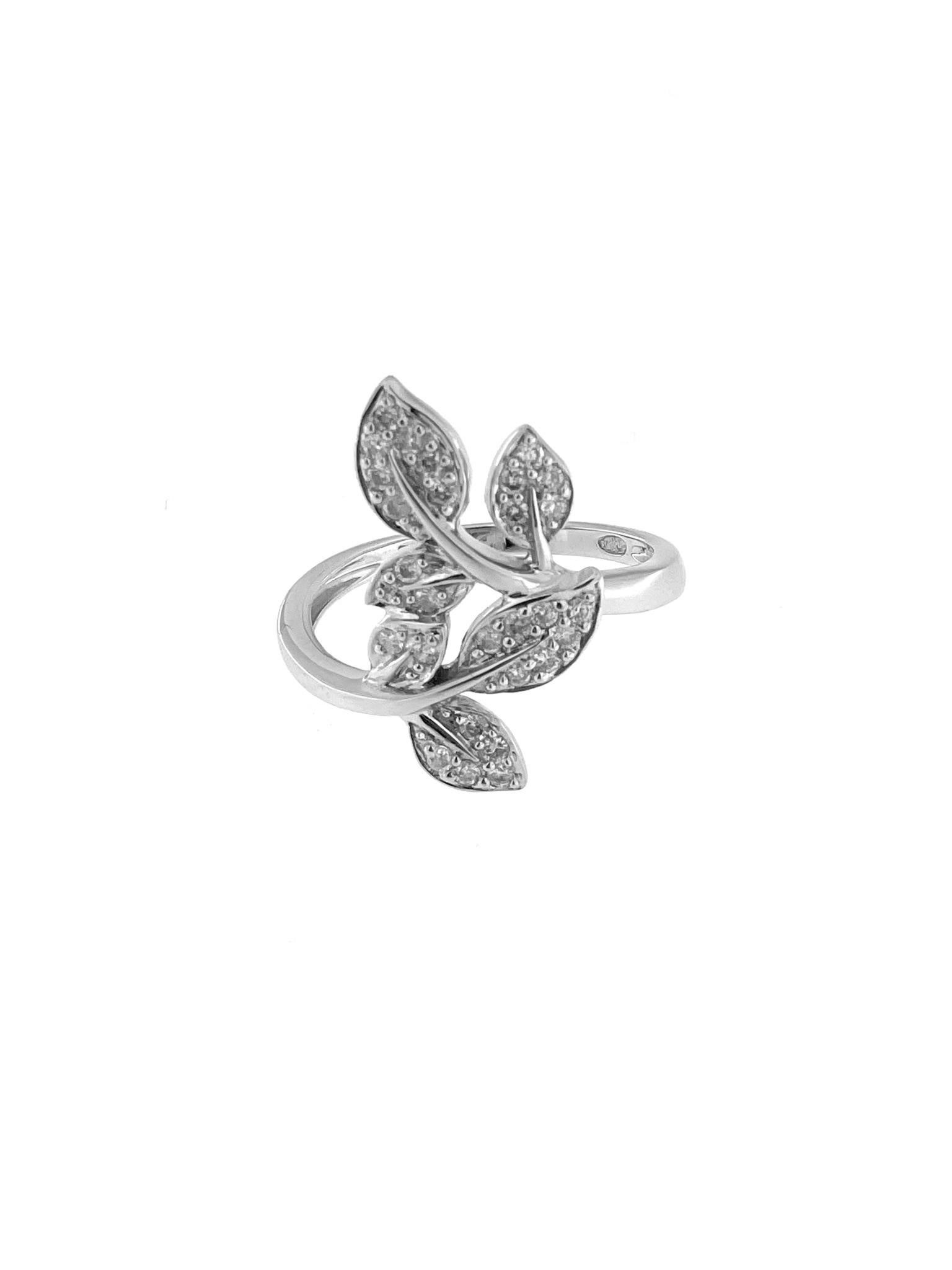 Modern Earrings and Ring Leaf Design Set White Gold and Diamonds For Sale 3