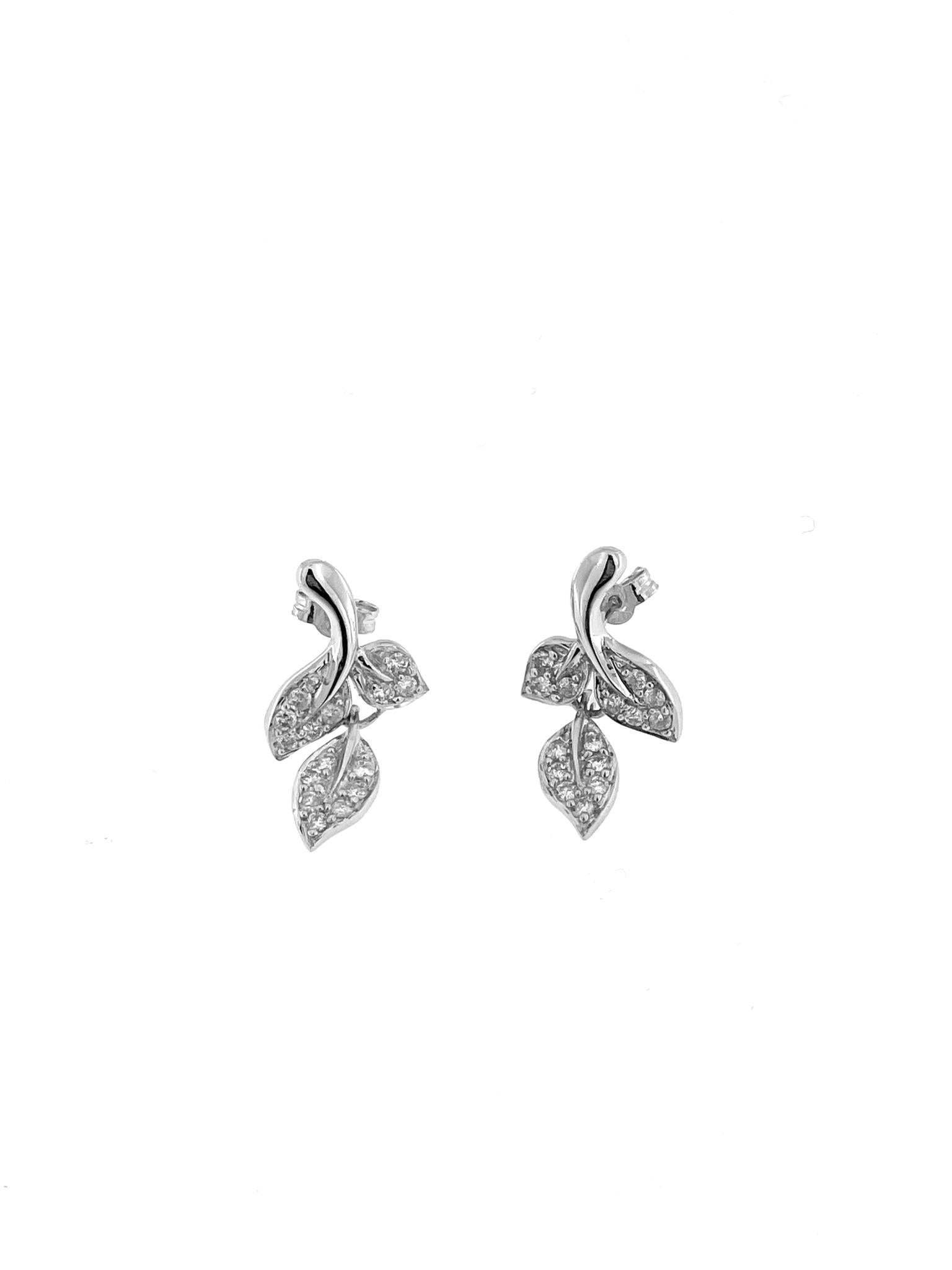 Boucles d'oreilles et bague design feuille en or blanc et diamants en vente 3