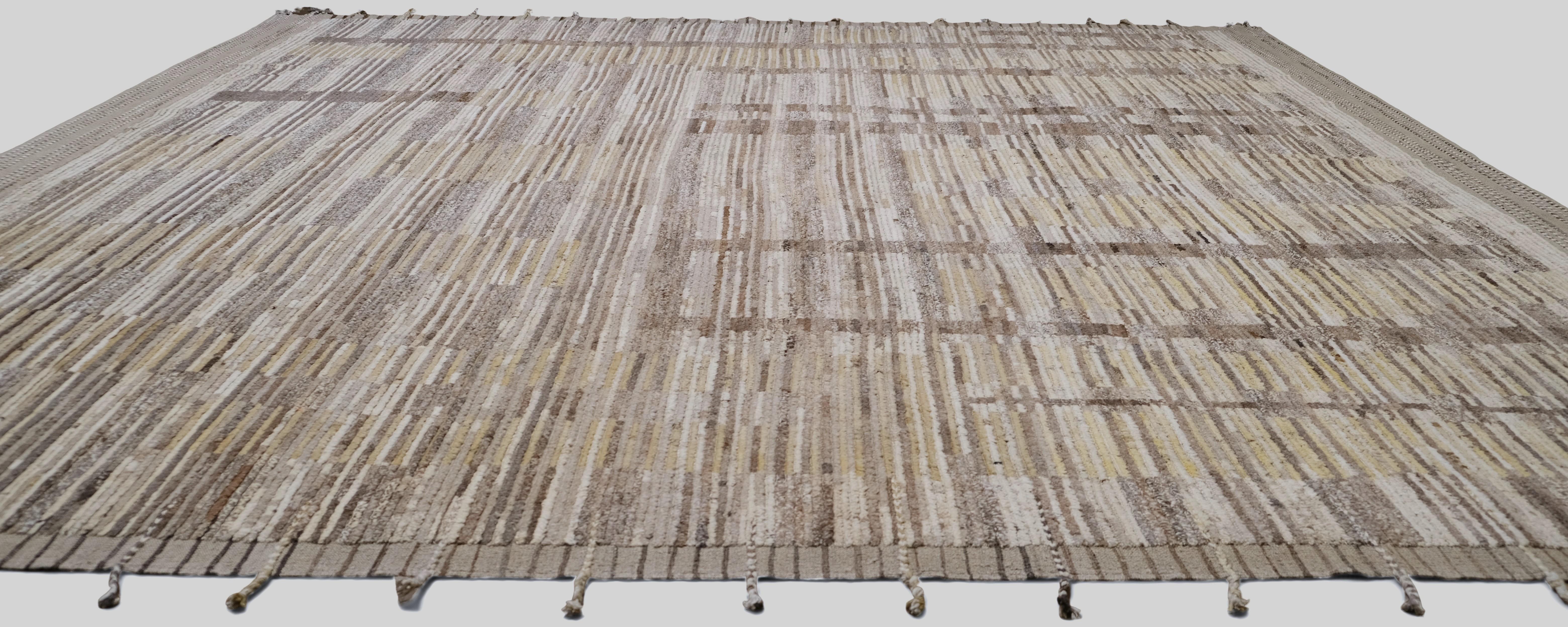 Dieser handgeknüpfte Wollteppich zeigt ein wunderschön geknüpftes abstraktes Muster in einer weichen, neutralen Farbpalette aus Taupe und erdigen Brauntönen. Das komplizierte Muster, das an gewebte Schichten natürlicher Texturen erinnert, ist ein