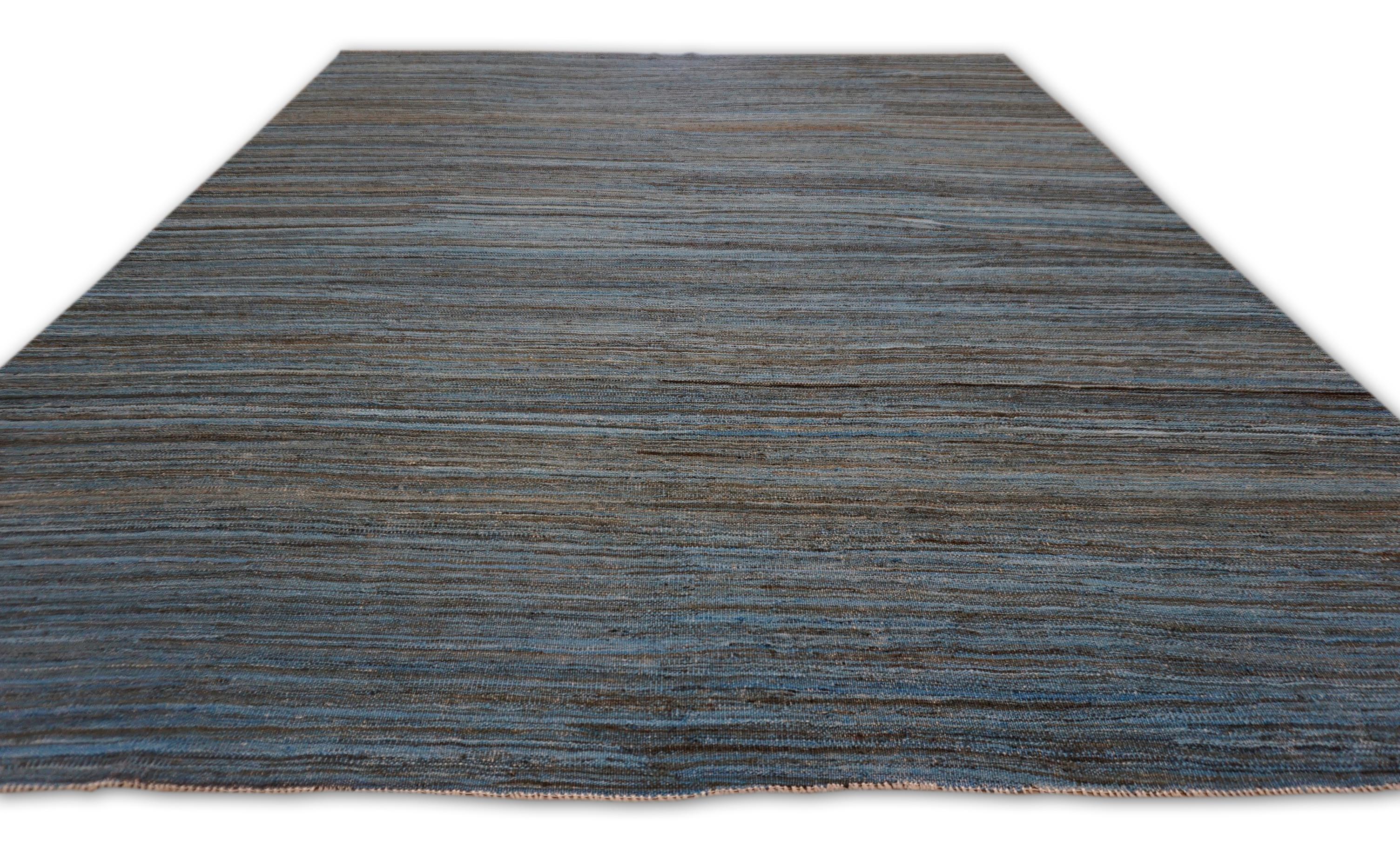 Moderner Erdblauer Ton-Kelim-Teppich aus Wolle 8'2''x10' im Angebot 1