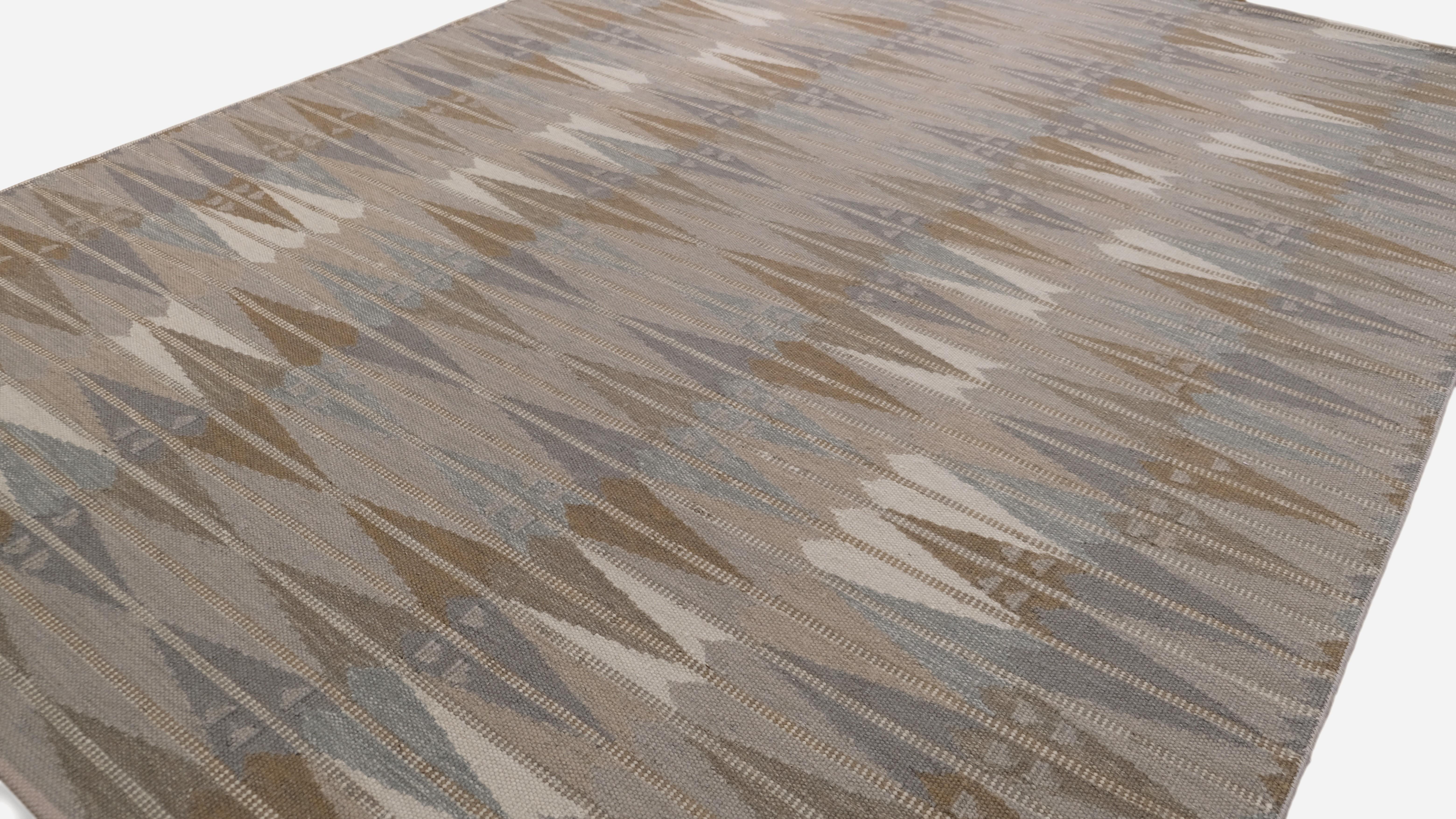 Dieser handgeknüpfte Wollteppich ist ein eindrucksvolles Beispiel für zeitgenössisches Design in Verbindung mit traditioneller Handwerkskunst. Mit seinem komplizierten geometrischen Muster, das an die Ikat-Weberei erinnert, erzeugt dieser Teppich
