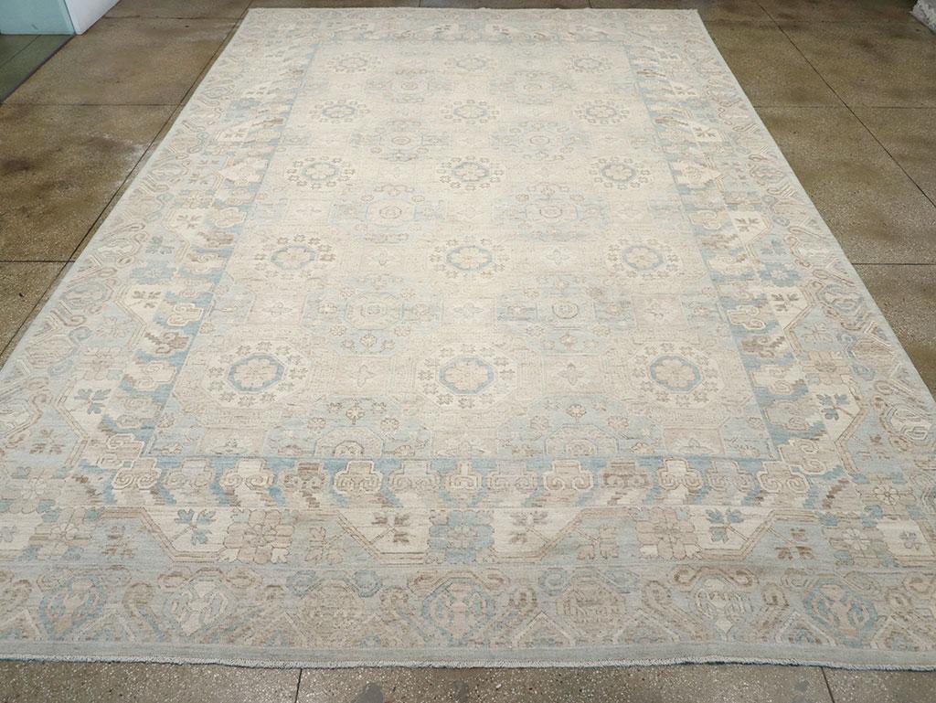Un tappeto moderno East Turkesan Khotan di grandi dimensioni realizzato a mano nel XXI secolo.

Misure: 11' 11