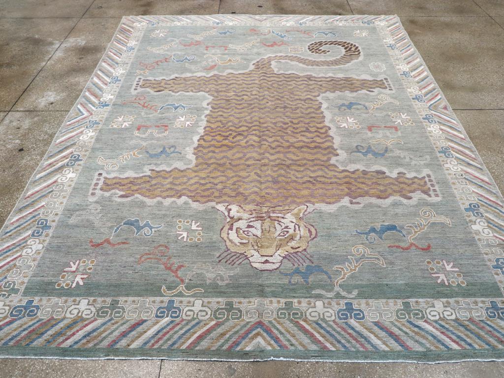 Dieser exquisite Khotan-Teppich aus Ostturkestan aus dem 21. Jahrhundert misst 9' 4
