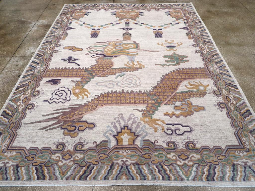 Dieser Khotan-Teppich aus Ostturkestan aus dem 21. Jahrhundert mit den Maßen 9' 5