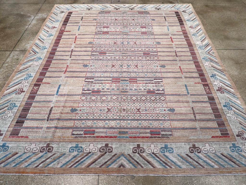Una alfombra moderna del tamaño de una habitación de Khotan del Turquestán Oriental, hecha a mano durante el siglo XXI.

Medidas 9' 4