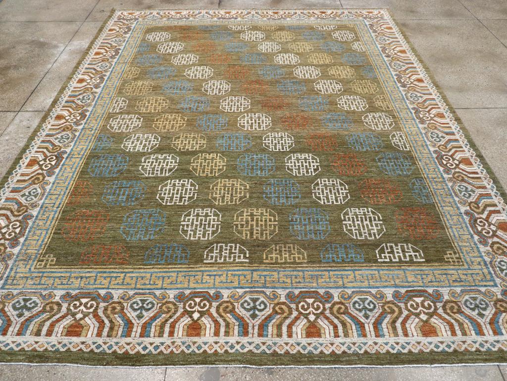 Tapis moderne du Turkestan oriental Khotan, fabriqué à la main au cours du 21e siècle.

Mesures : 10' 6