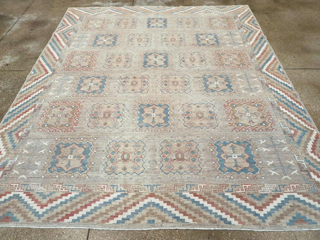 Ce tapis Khotan du Turkestan oriental du 21e siècle, mesurant 8'1