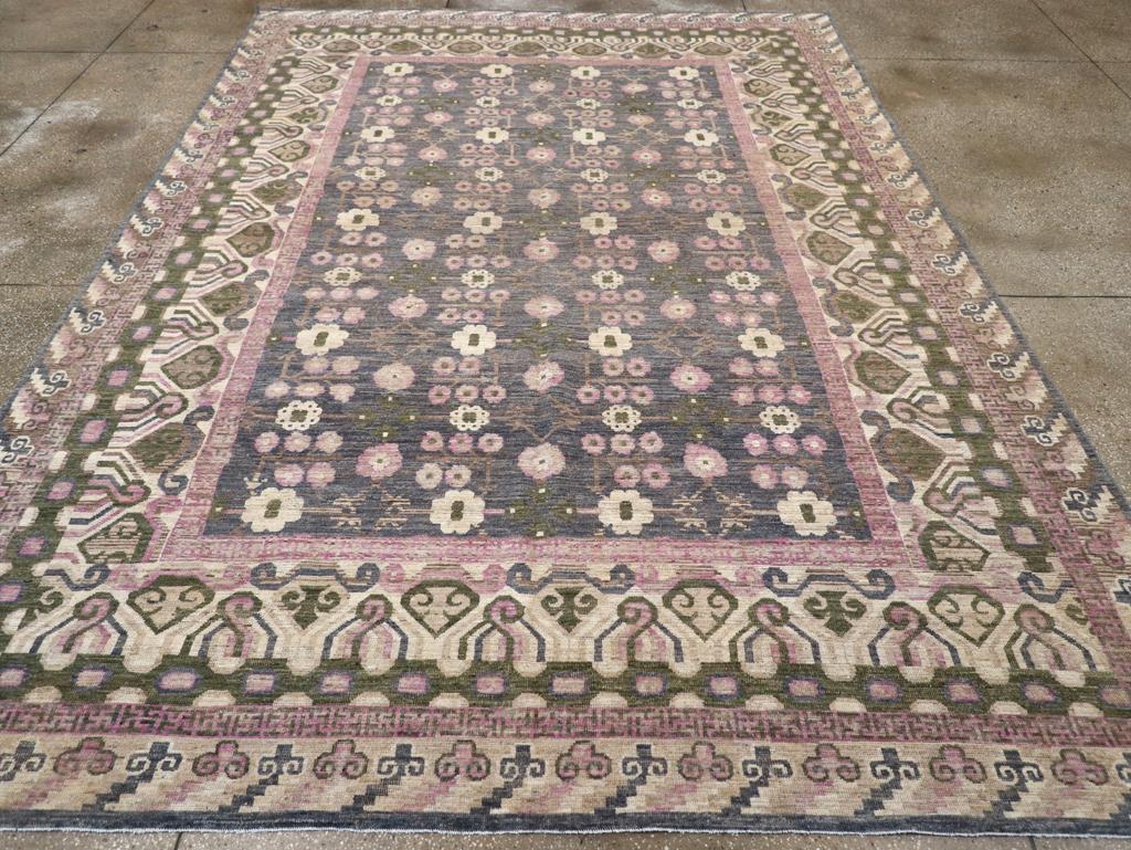 Dieser Khotan-Teppich aus Ostturkestan aus dem 21. Jahrhundert mit den Maßen 8' 10