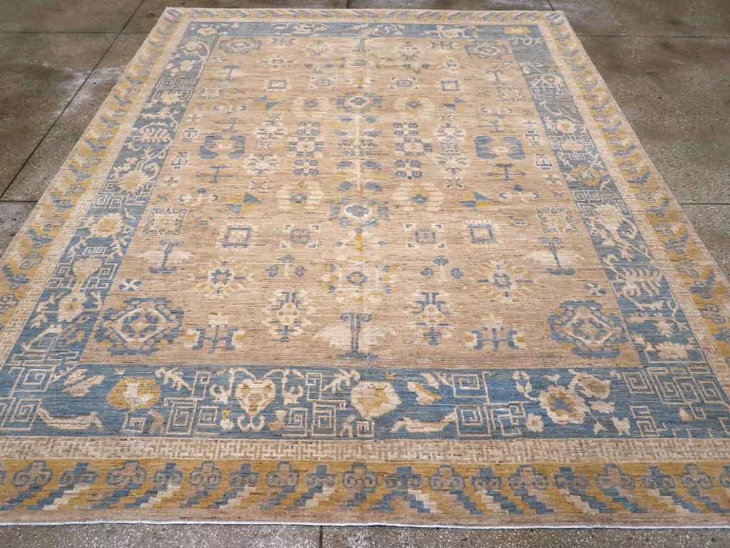 Questo tappeto Khotan del Turkestan orientale del XXI secolo, che misura 8' 11