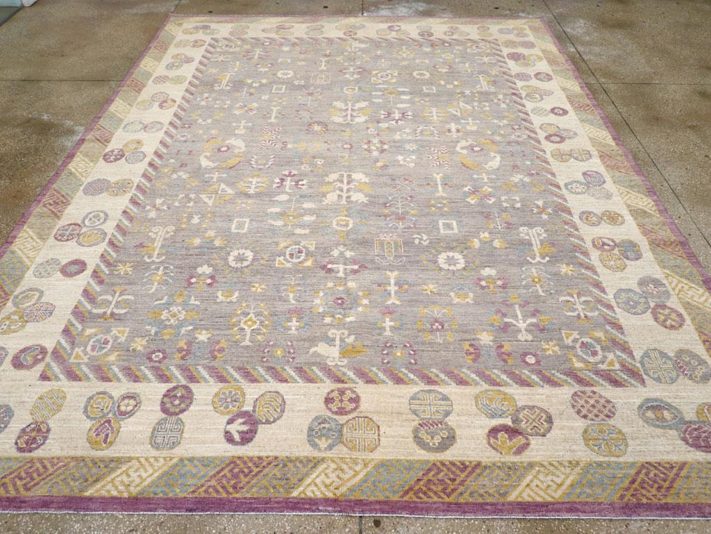 Questo elegante tappeto Khotan del Turkestan Orientale del XXI secolo, che misura 9' 2