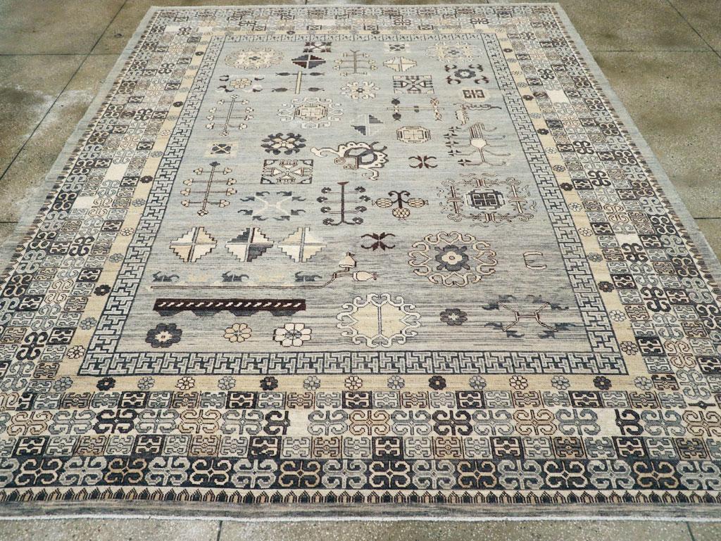 Dieser exquisite Khotan-Teppich aus Ostturkestan aus dem 21. Jahrhundert mit den Maßen 10' 7