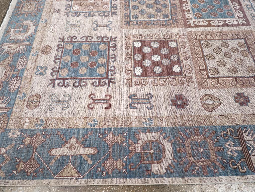 Annodato a mano Tappeto moderno East Turkestan Khotan Dimensione Camera in vendita