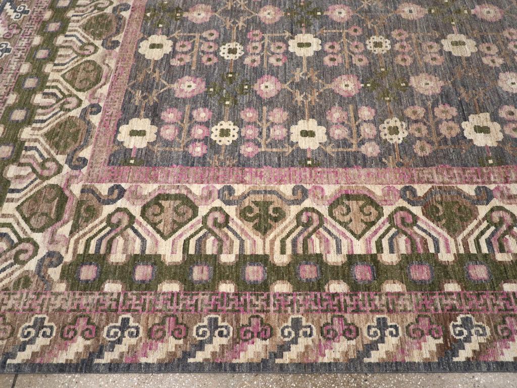 Moderner Ostturkestanischer Khotan-Teppich in Zimmergröße (21. Jahrhundert und zeitgenössisch) im Angebot