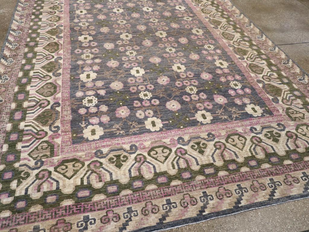 Moderner Ostturkestanischer Khotan-Teppich in Zimmergröße (Wolle) im Angebot