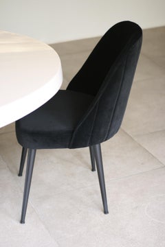 Modernity Chaise en tissu velours noir ébène avec dossier décoratif et base en acier noir