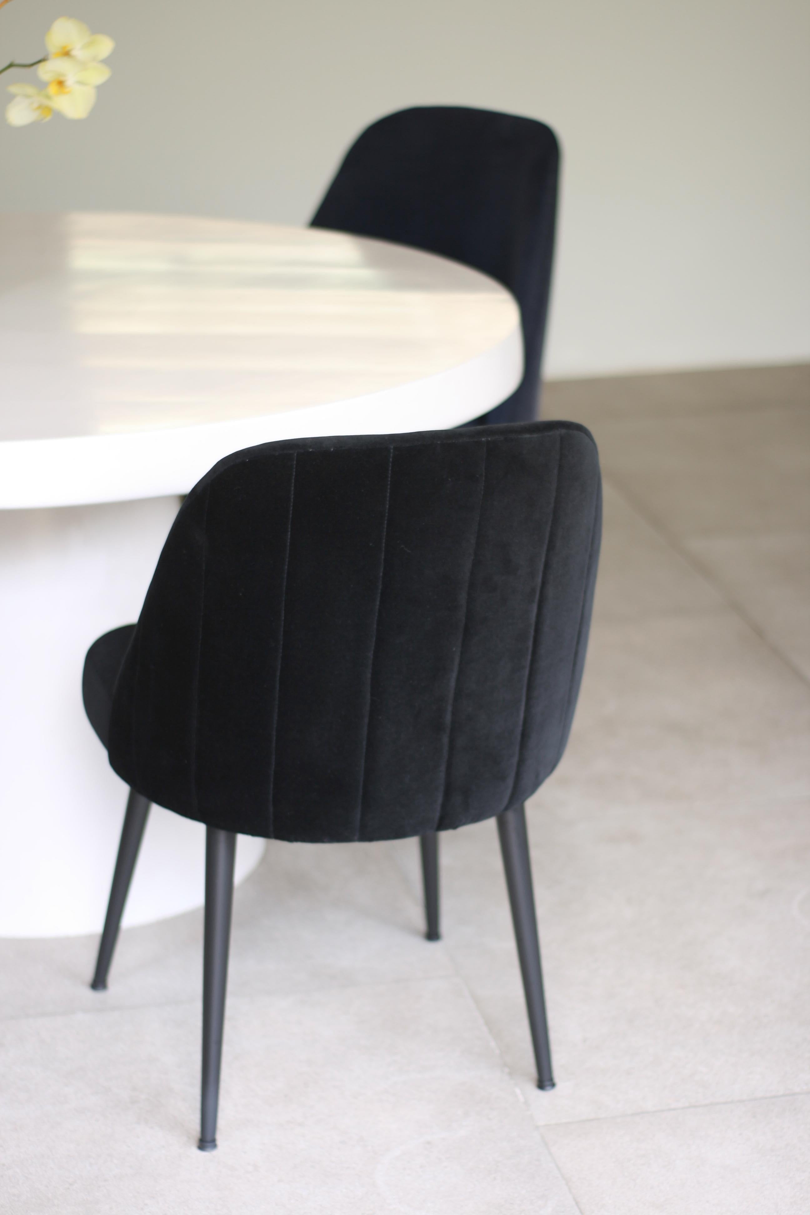 Moderner Stuhl aus schwarzem Ebenholz und schwarzem Samtstoff mit dekorativer Rückenlehne und schwarzem Stahlfuß (Nordamerikanisch) im Angebot