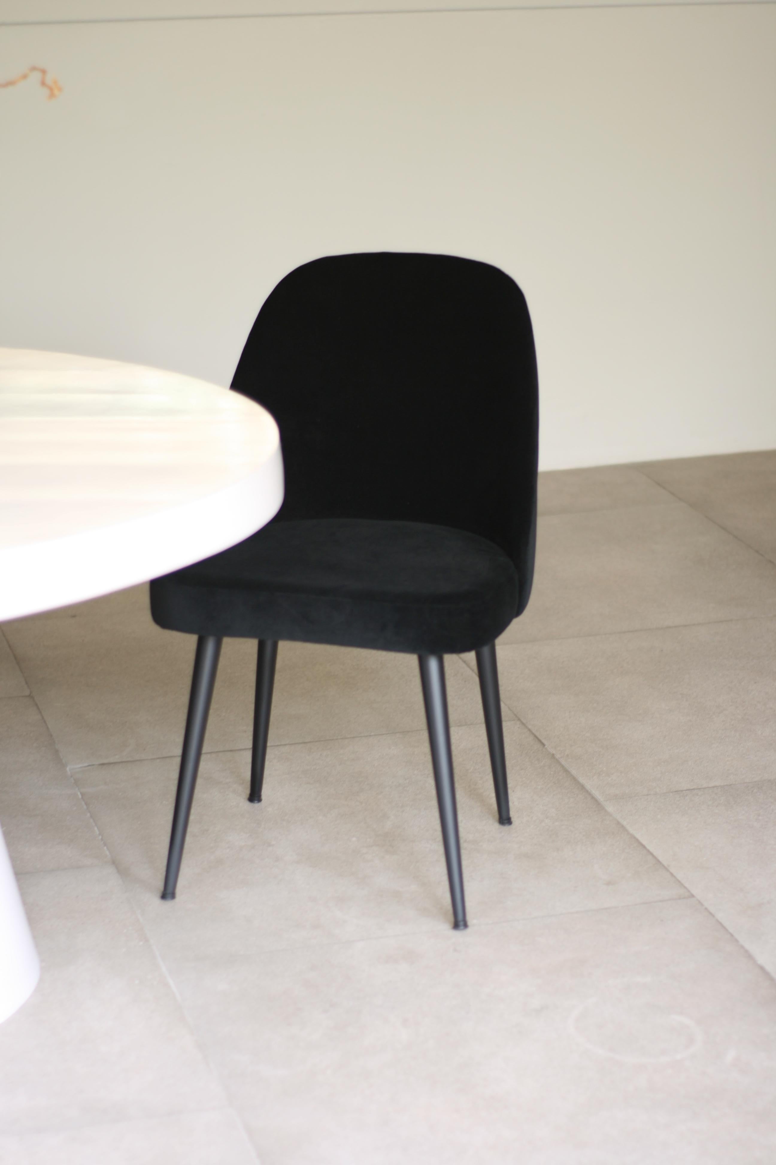 Moderner Stuhl aus schwarzem Ebenholz und schwarzem Samtstoff mit dekorativer Rückenlehne und schwarzem Stahlfuß (Pulverbeschichtet) im Angebot