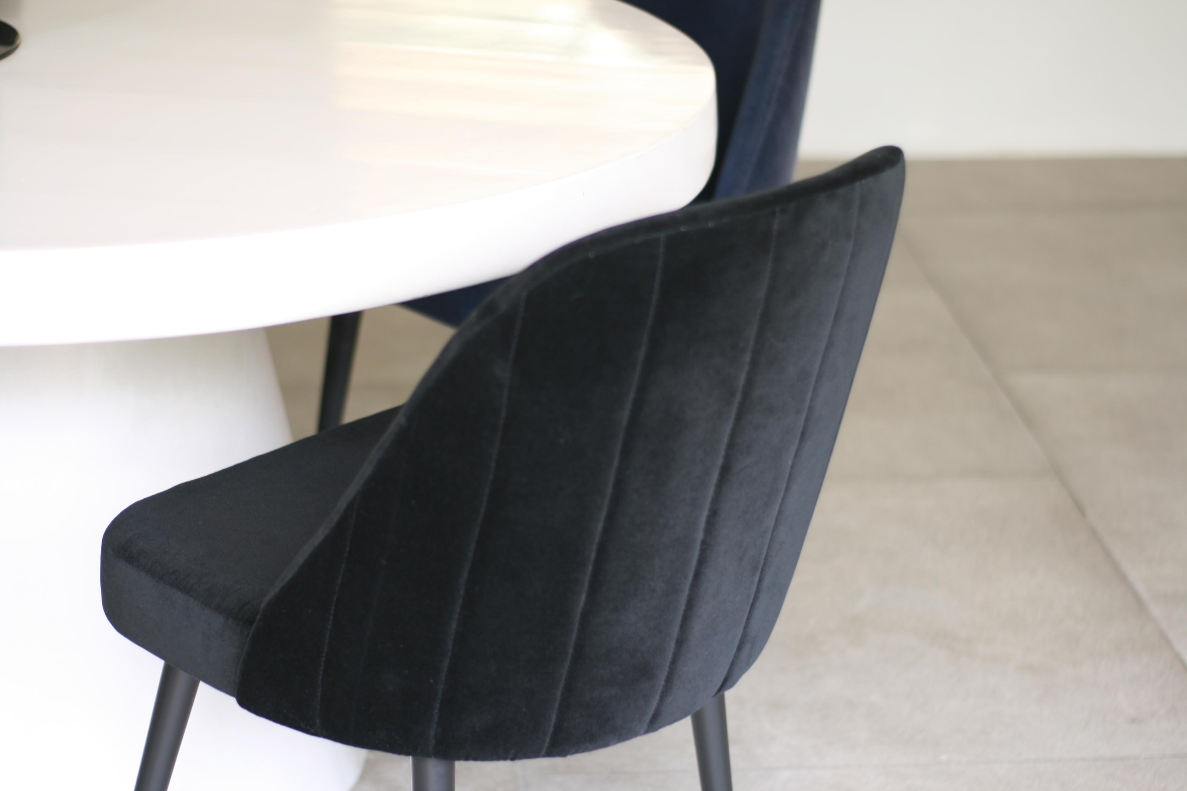 Moderner Stuhl aus schwarzem Ebenholz und schwarzem Samtstoff mit dekorativer Rückenlehne und schwarzem Stahlfuß im Angebot 1