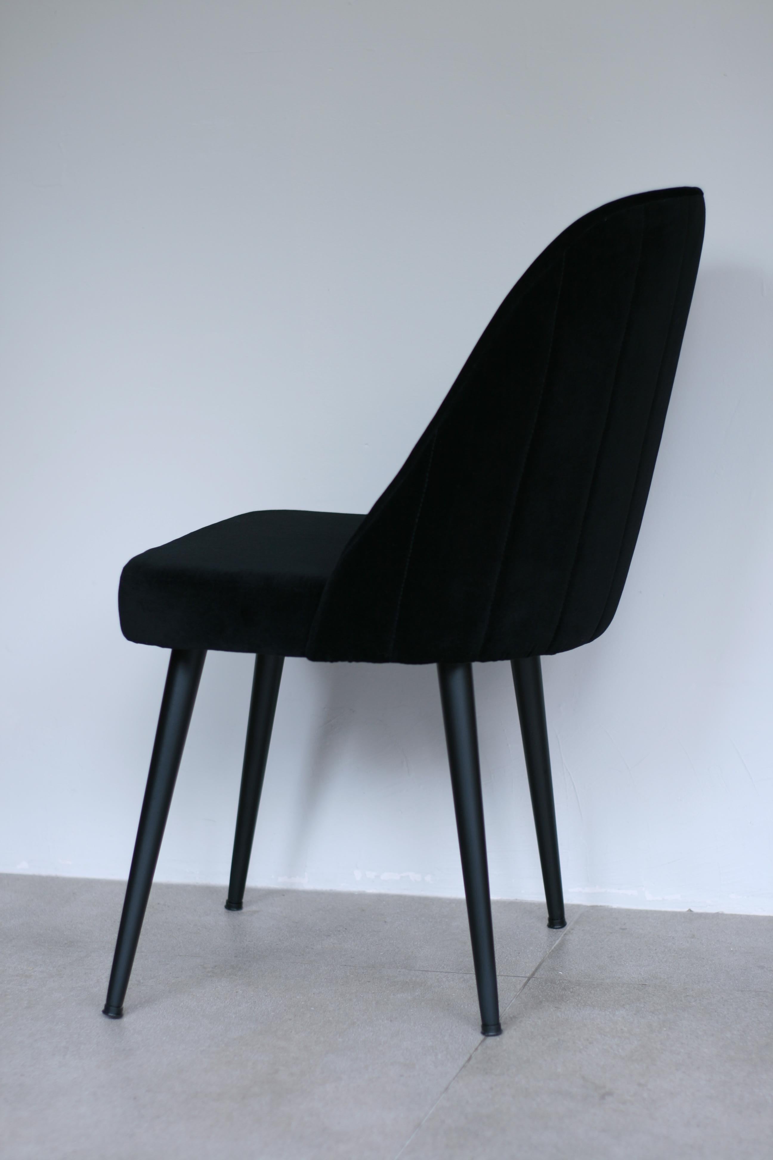 Moderner Stuhl aus schwarzem Ebenholz und schwarzem Samtstoff mit dekorativer Rückenlehne und schwarzem Stahlfuß im Angebot 2