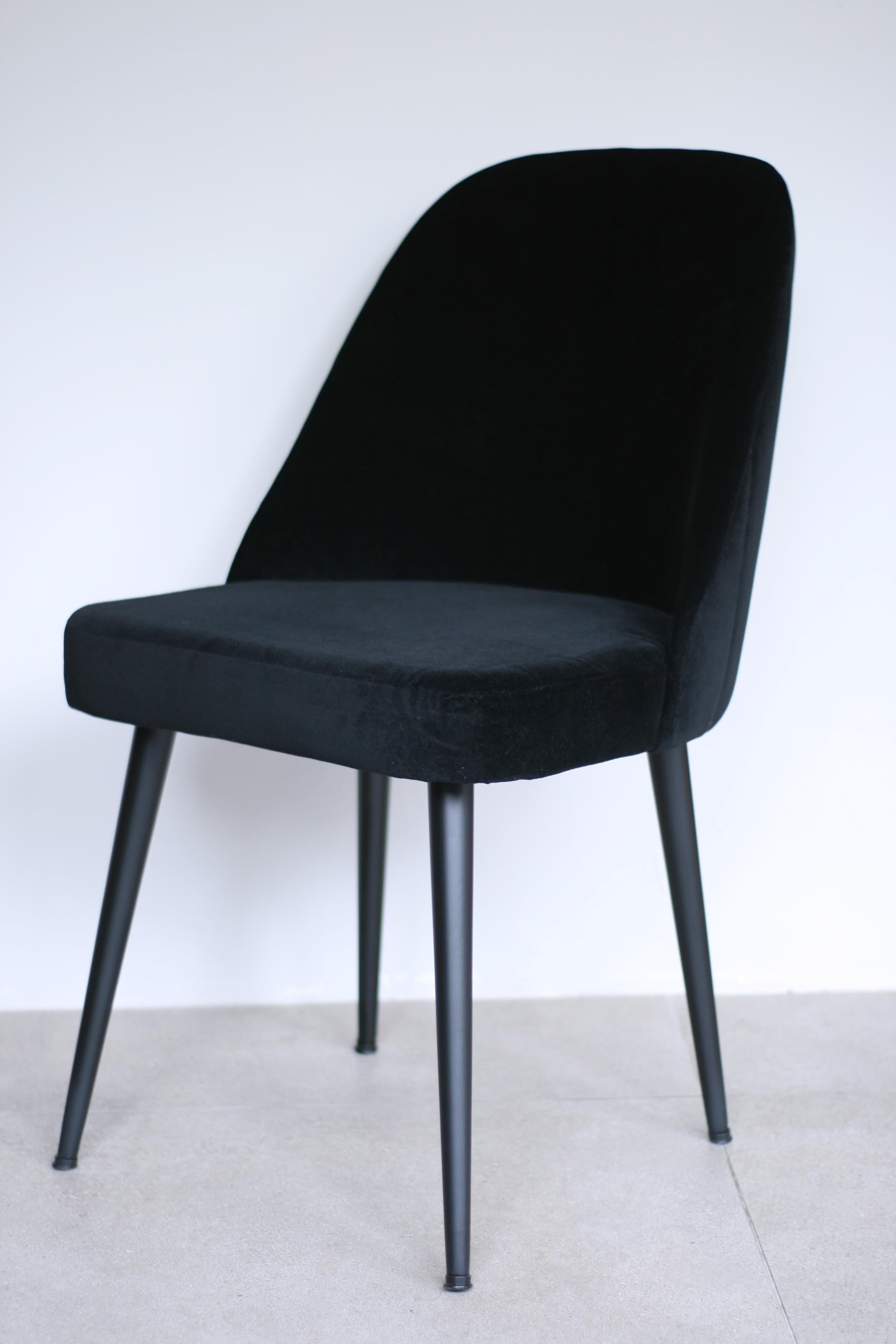 Moderner Stuhl aus schwarzem Ebenholz und schwarzem Samtstoff mit dekorativer Rückenlehne und schwarzem Stahlfuß im Angebot 3