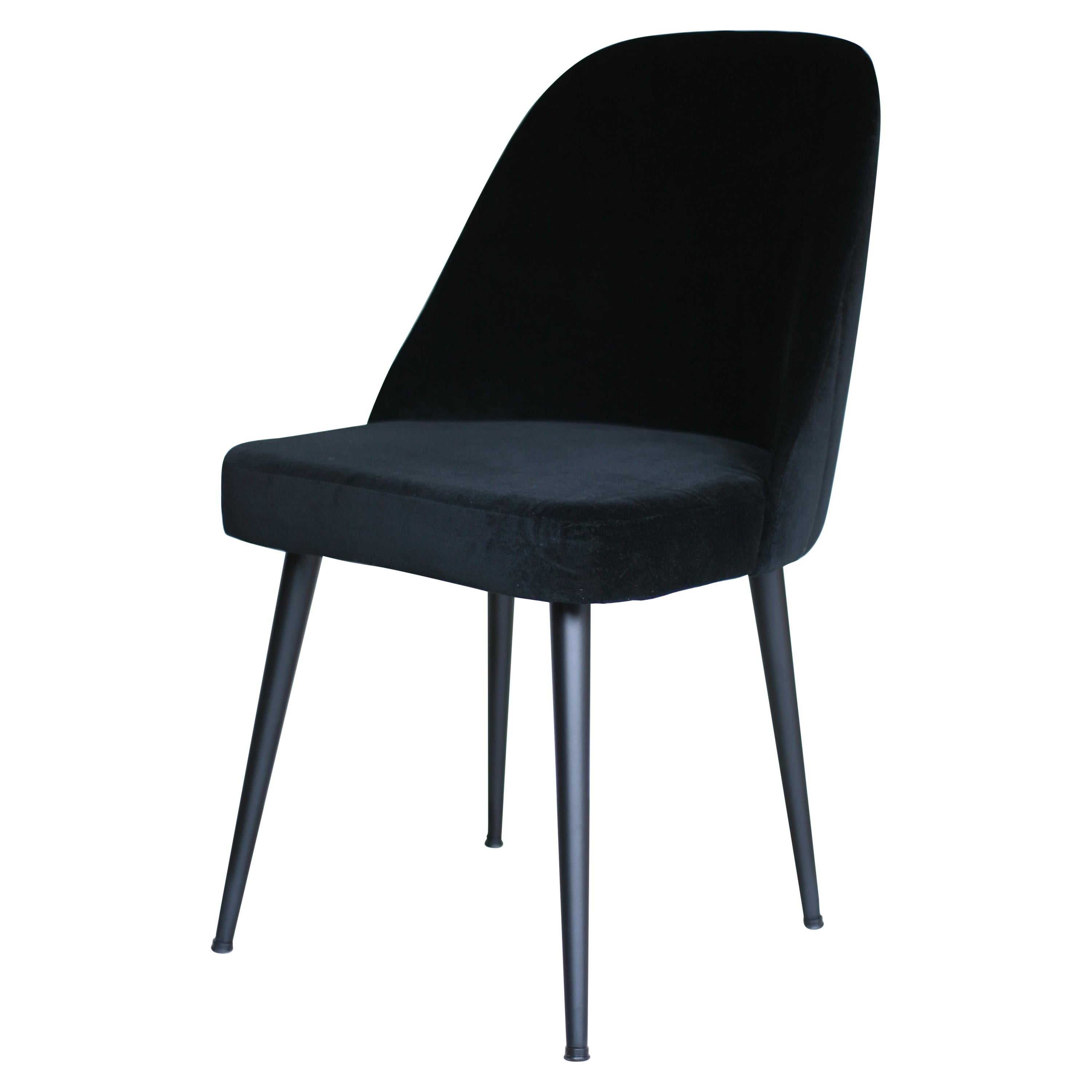 Moderner Stuhl aus schwarzem Ebenholz und schwarzem Samtstoff mit dekorativer Rückenlehne und schwarzem Stahlfuß