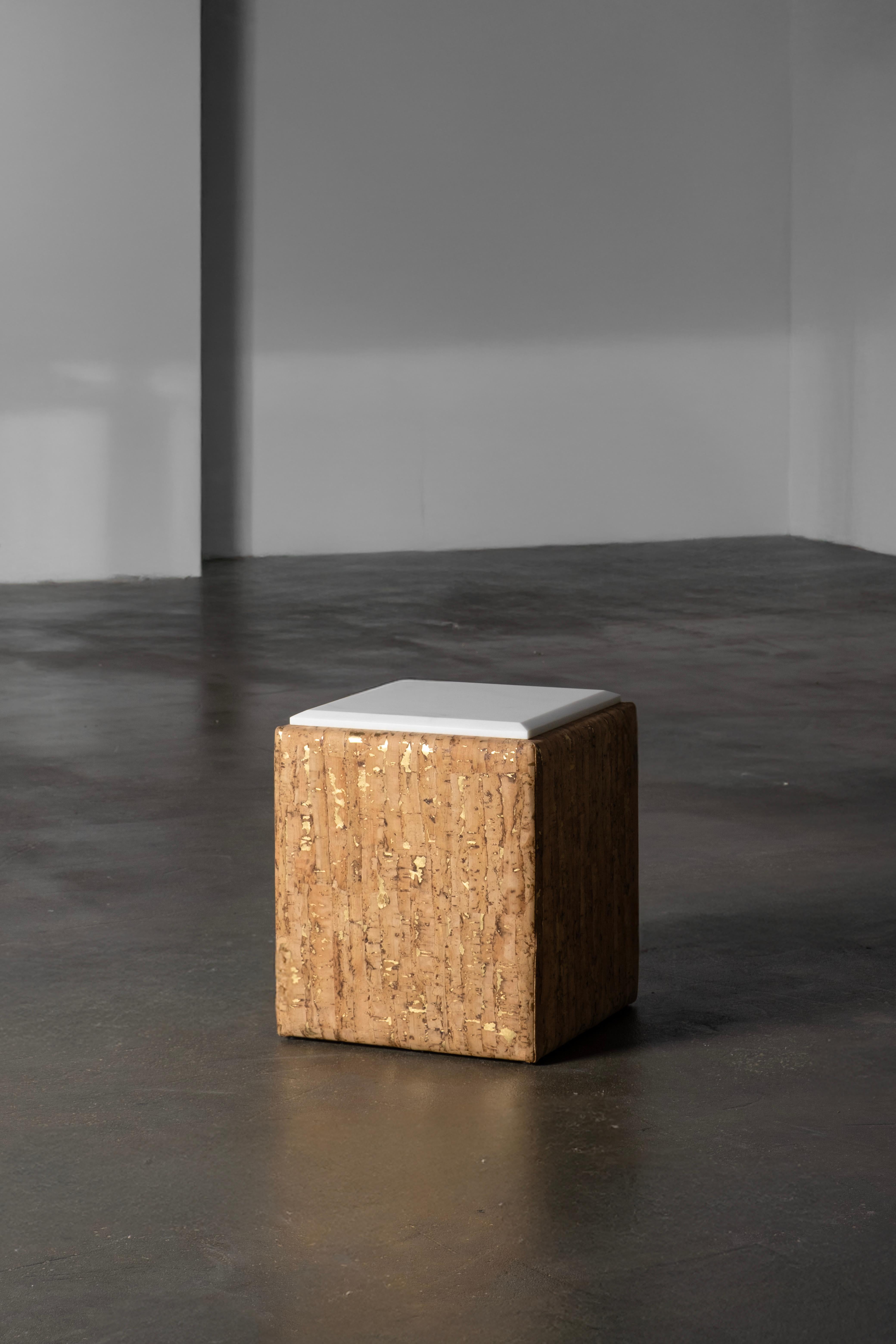 Table d'appoint moderne Ebro, Collection Contemporary, Fabriqué à la main au Portugal - Europe par Greenapple.

La table d'appoint Ebro est dotée d'un plateau en marbre Calacatta Bianco poli et d'une base en liège avec des détails mouchetés