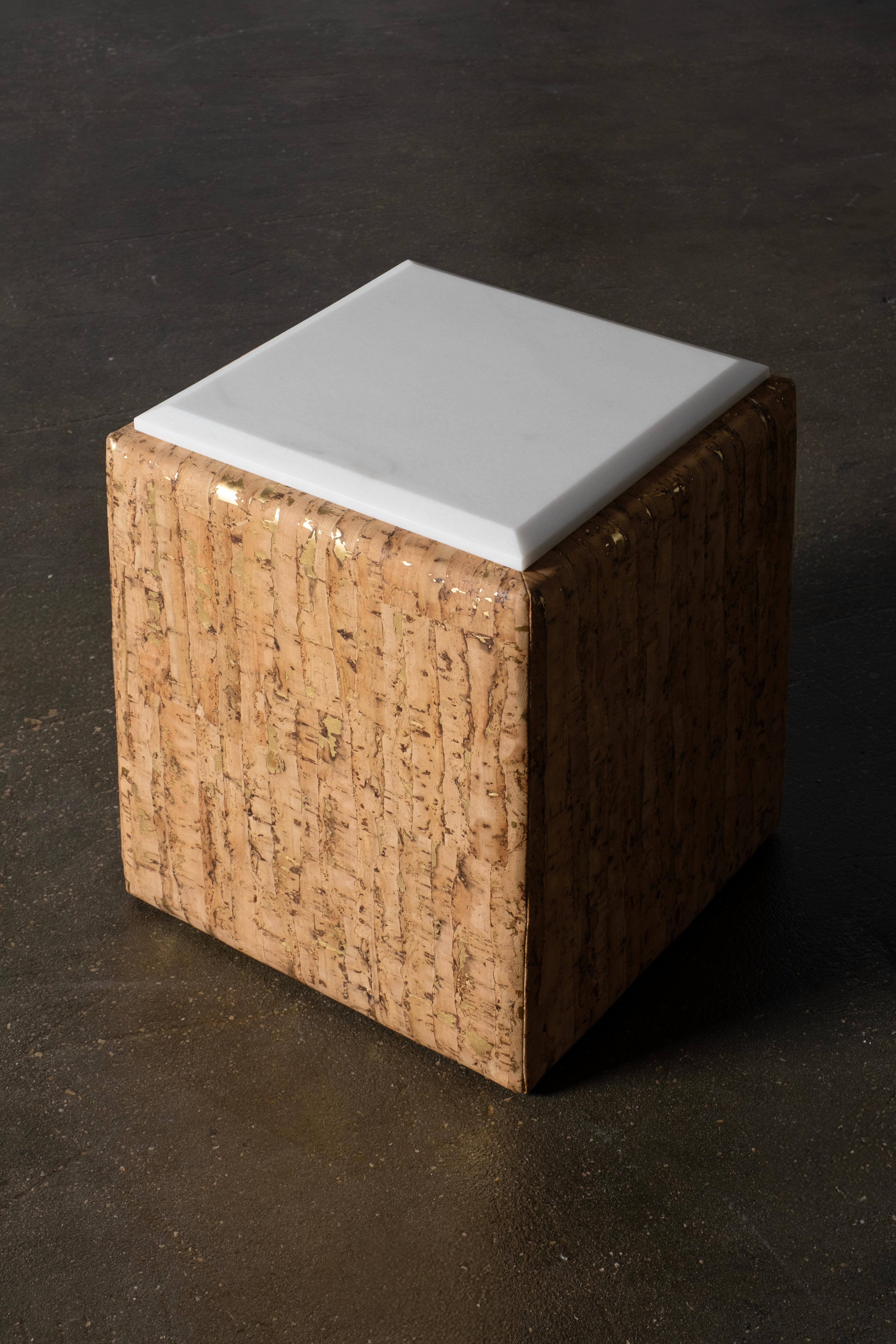 Moderne Table d'appoint moderne Ebro, liège, marbre Calacatta, fait main Portugal par Greenapple en vente