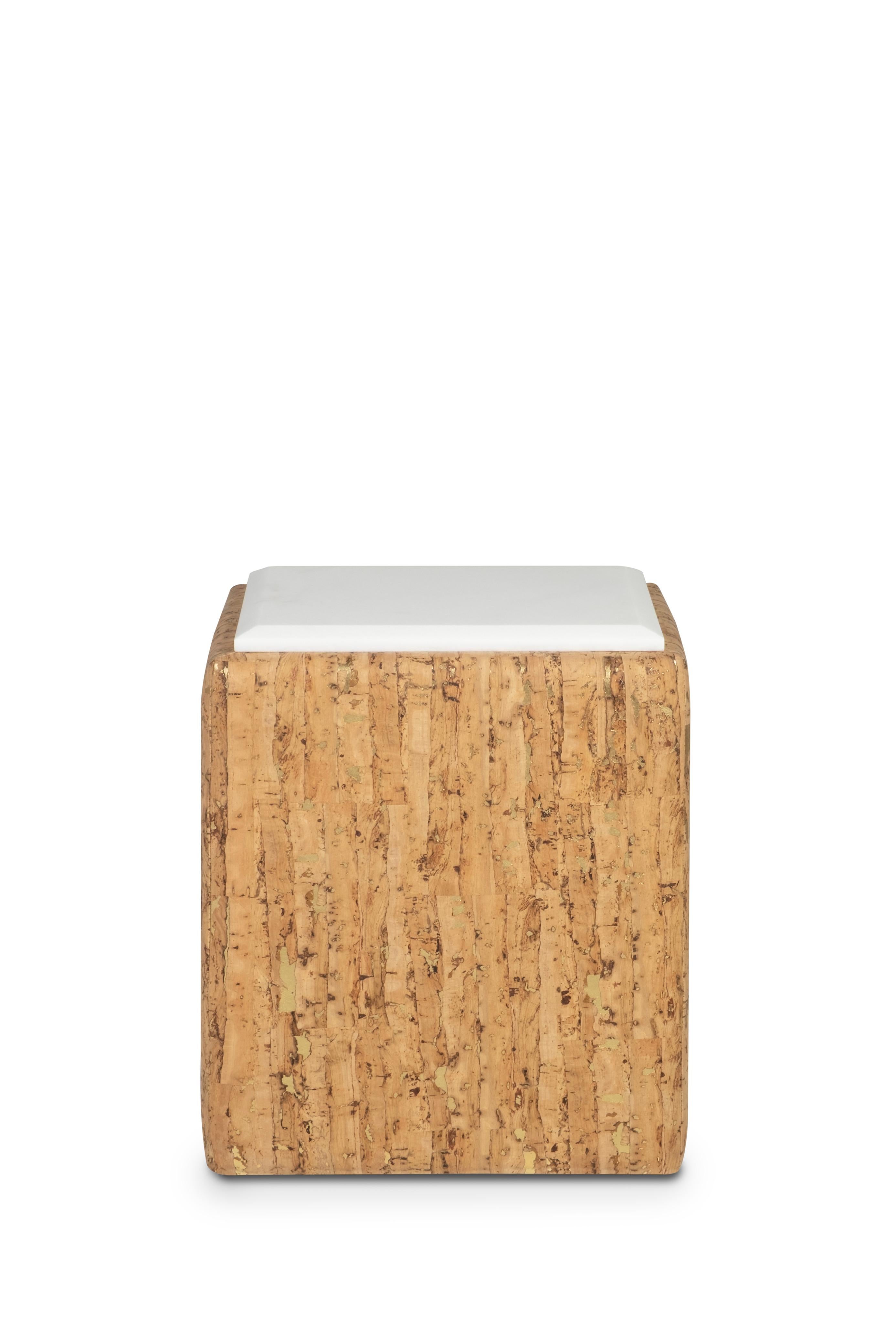 Portugais Table d'appoint moderne Ebro, liège, marbre Calacatta, fait main Portugal par Greenapple en vente