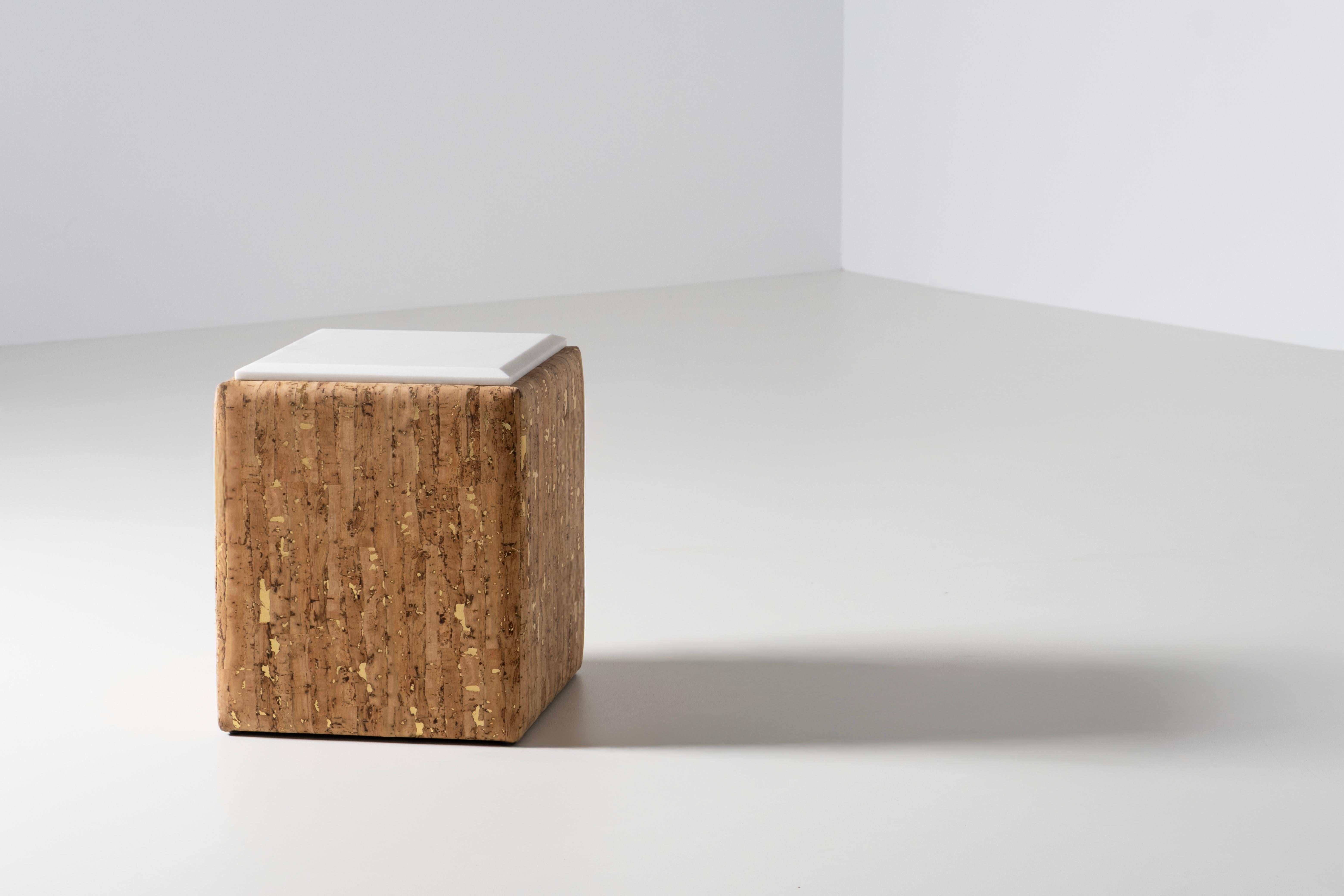 Table d'appoint moderne Ebro, liège, marbre Calacatta, fait main Portugal par Greenapple Neuf - En vente à Lisboa, PT