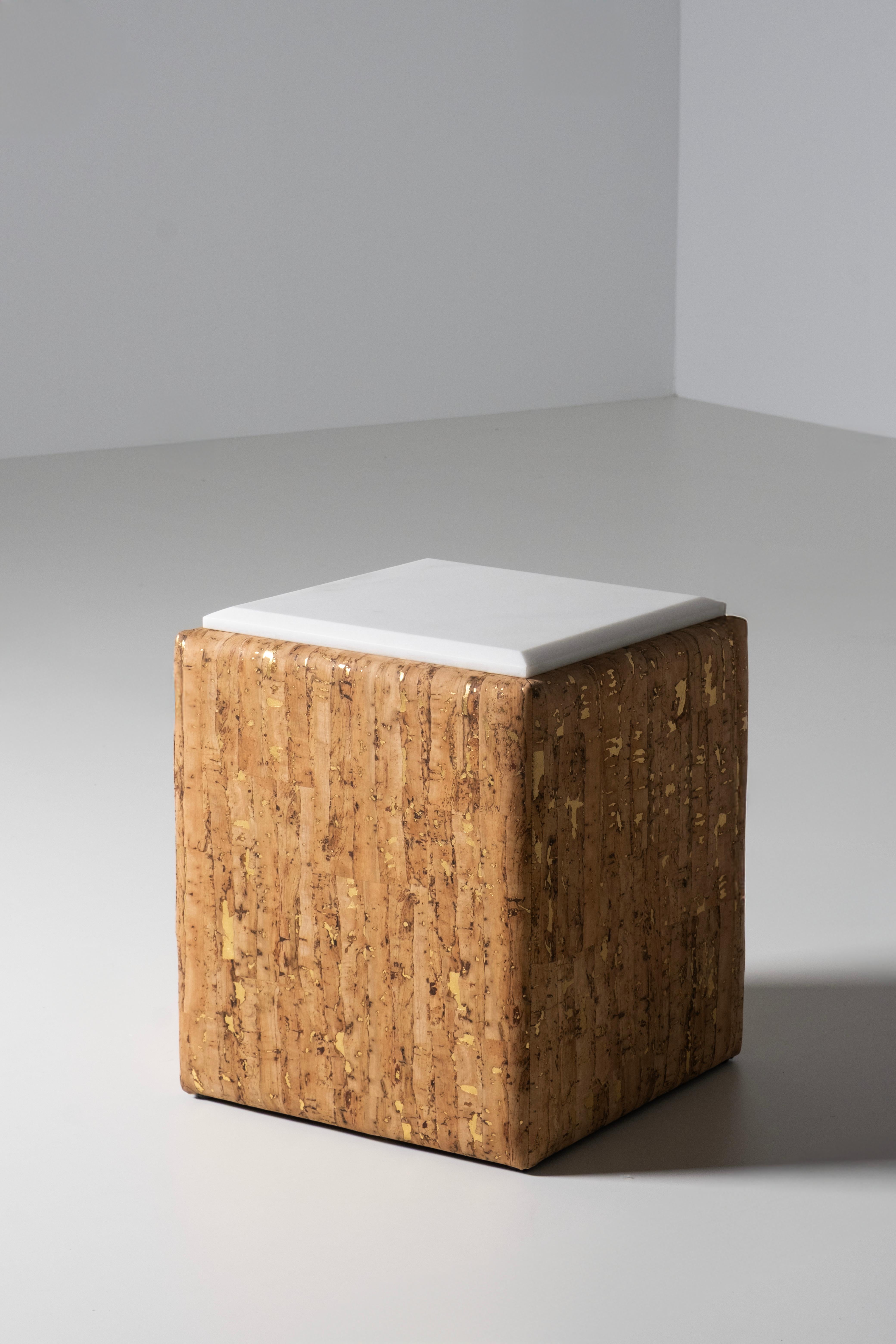 XXIe siècle et contemporain Table d'appoint moderne Ebro, liège, marbre Calacatta, fait main Portugal par Greenapple en vente