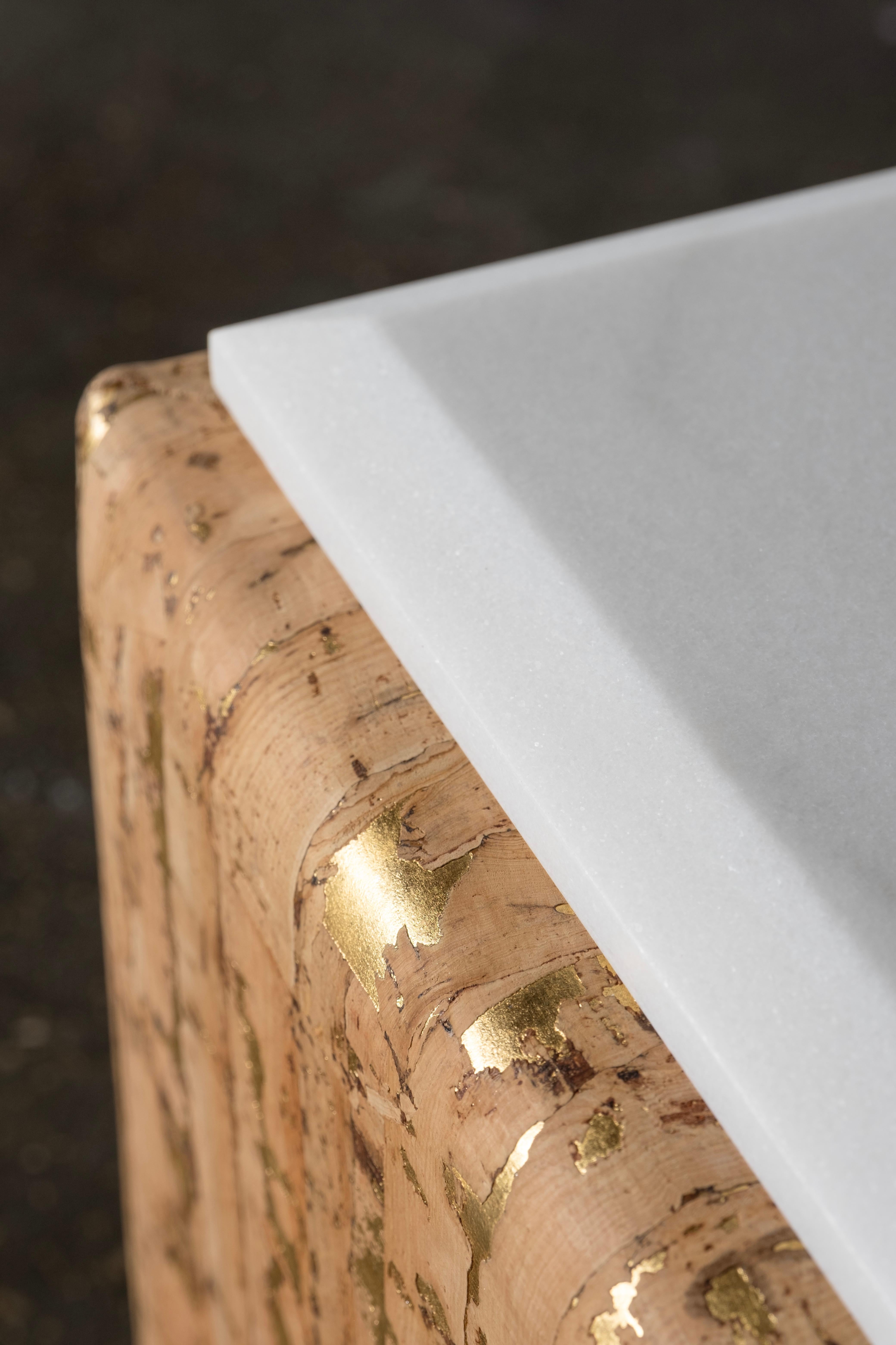 Laiton Table d'appoint moderne Ebro, liège, marbre Calacatta, fait main Portugal par Greenapple en vente