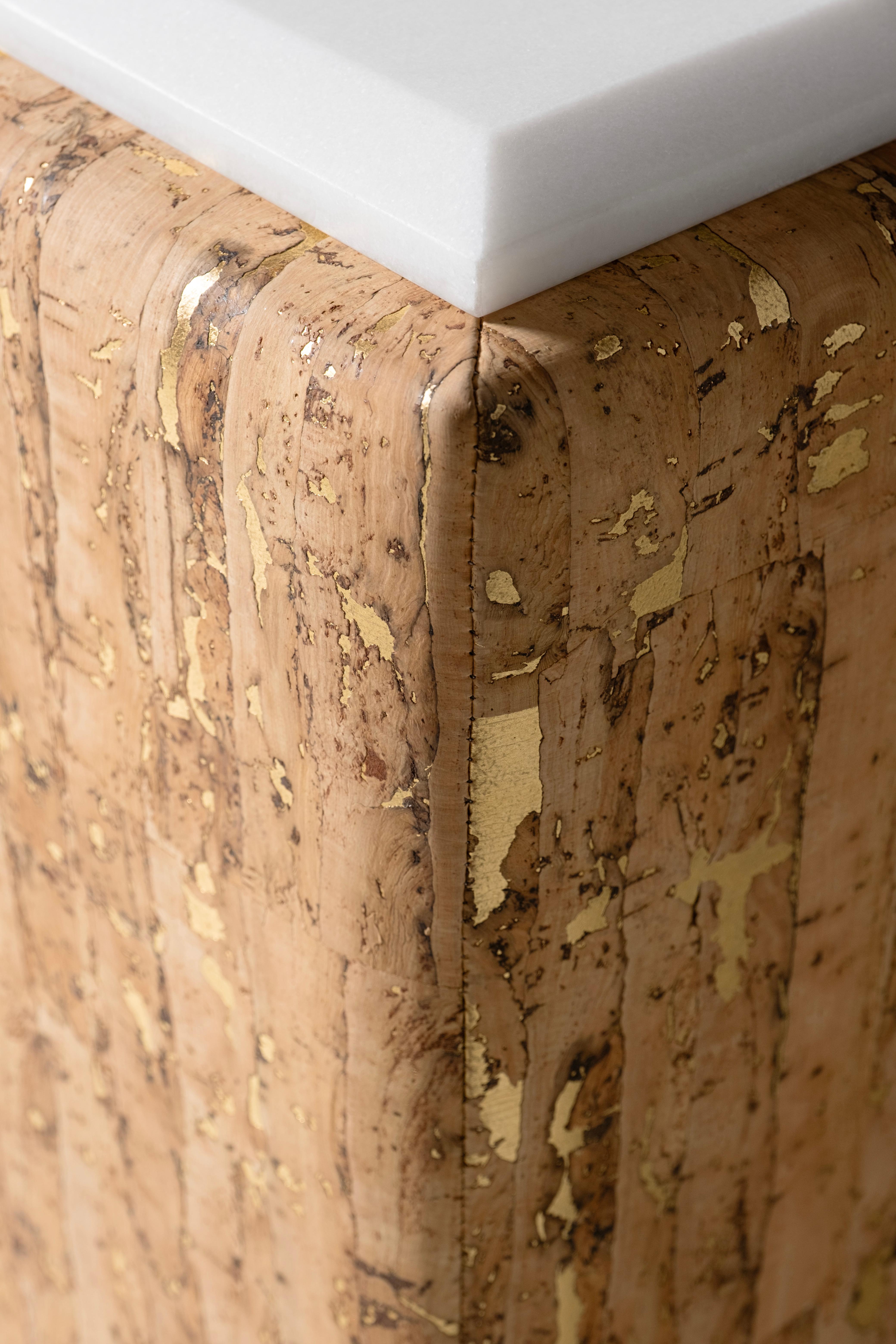 Table d'appoint moderne Ebro, liège, marbre Calacatta, fait main Portugal par Greenapple en vente 1