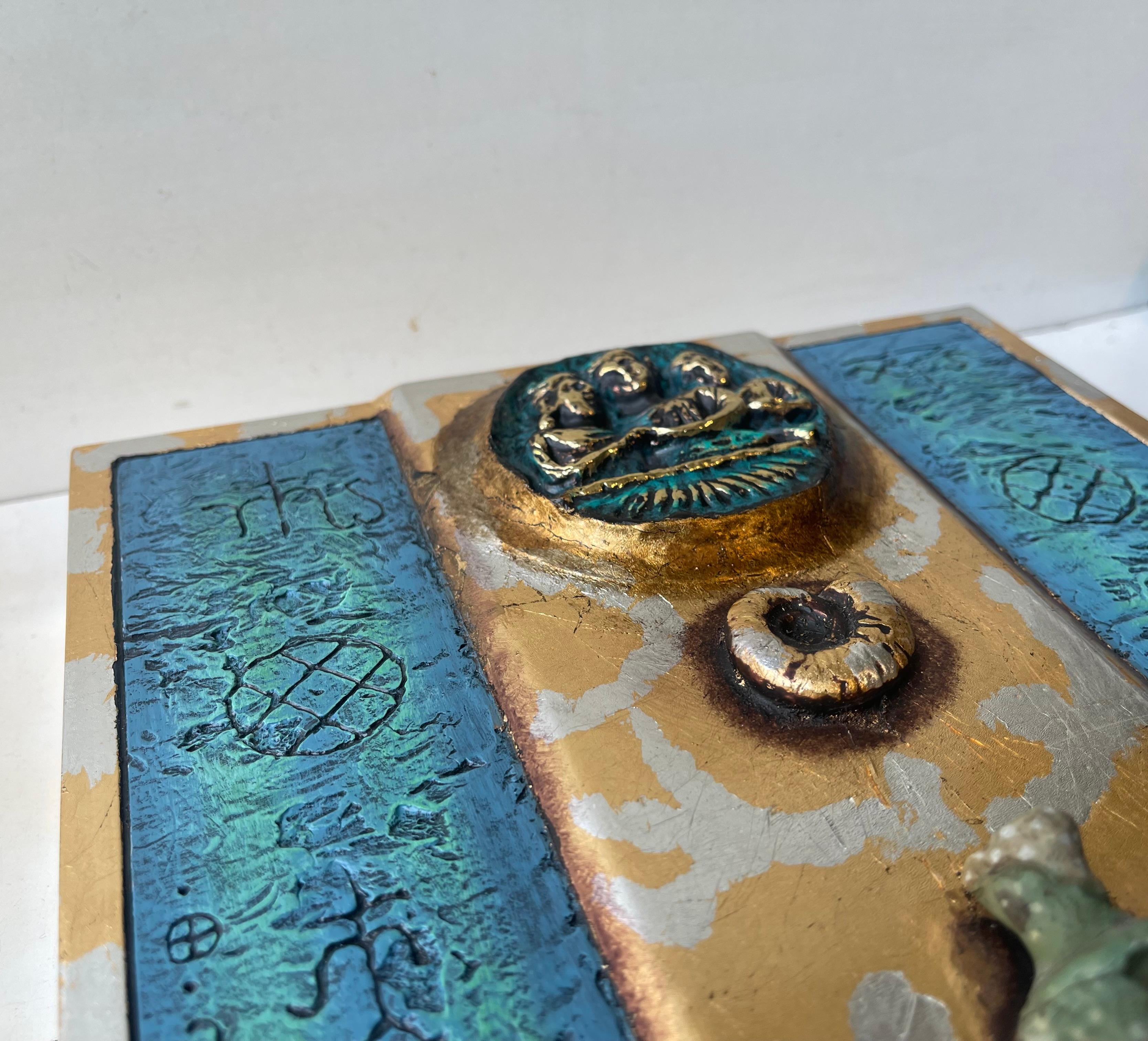 Icone moderne ed eclettiche in ceramica e bronzo, appese a parete, set di 4 pezzi in vendita 5