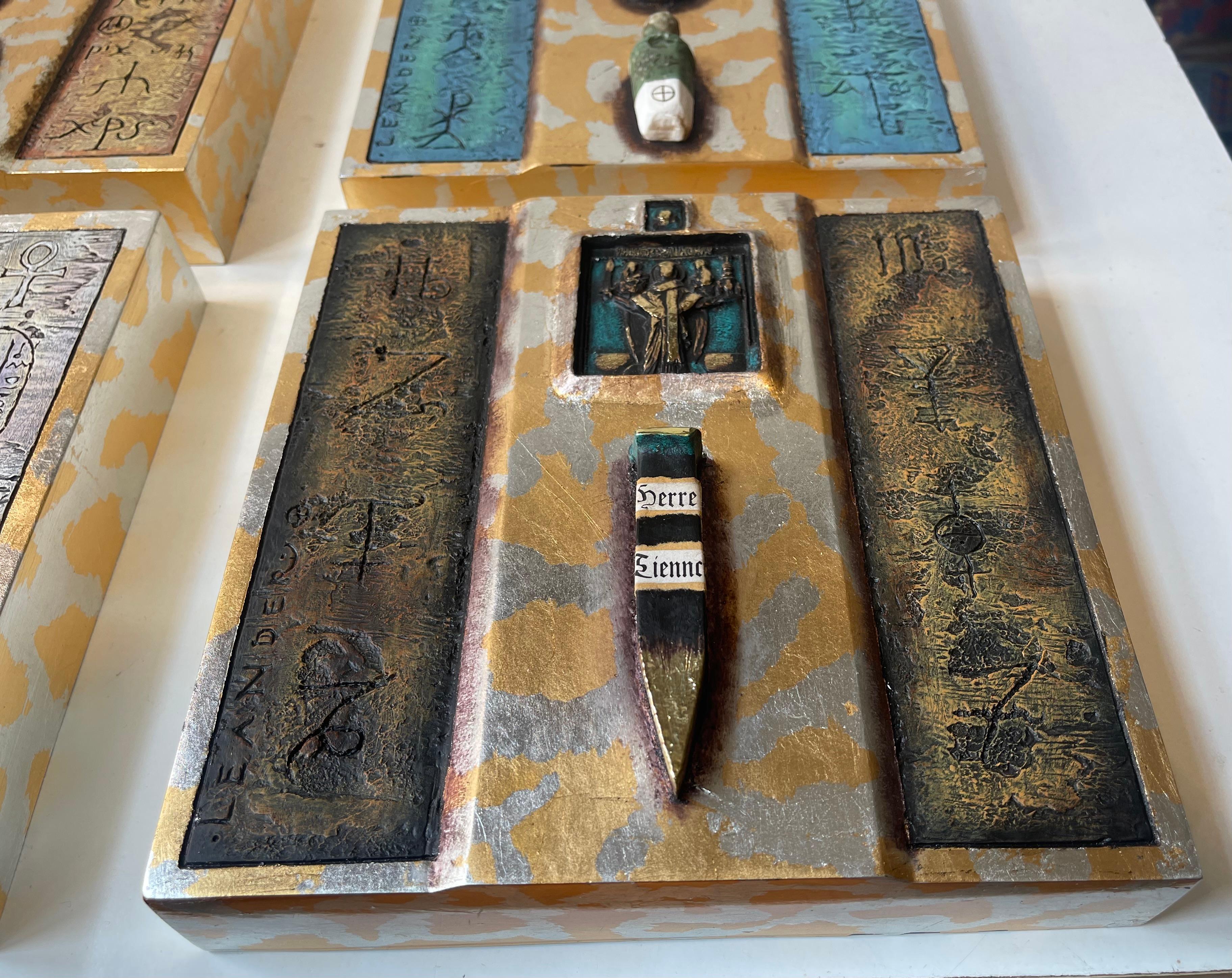 XXI secolo e contemporaneo Icone moderne ed eclettiche in ceramica e bronzo, appese a parete, set di 4 pezzi in vendita