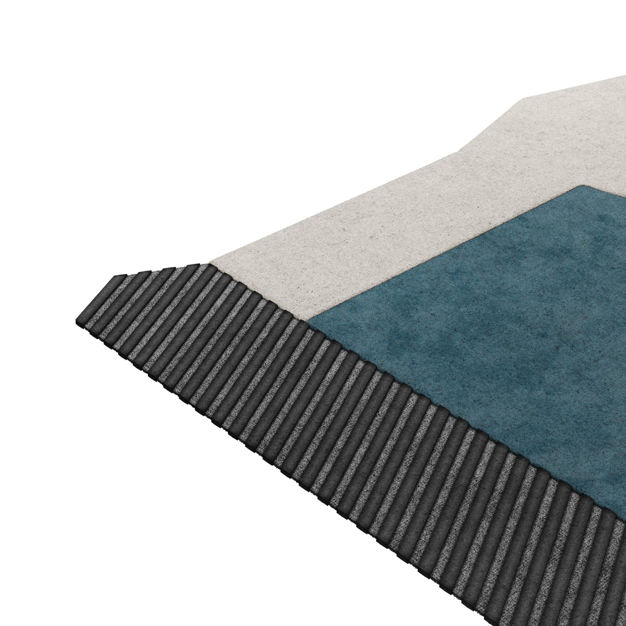 Tapis Retro #002 ist ein Retro-Teppich mit einer unregelmäßigen Form und zeitlosen Farben. Inspiriert von architektonischen Linien, setzt dieser geometrische Teppich in jedem Wohnbereich ein Zeichen. 

Der Retro-Teppich in Schwarz, Weiß und Blau mit