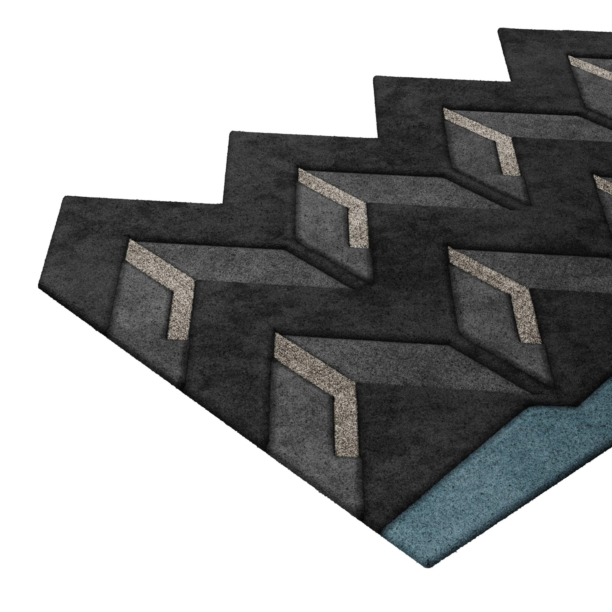 Tapis Retro #003 ist ein Retro-Teppich mit einer unregelmäßigen Form und zeitlosen Farben. Inspiriert von architektonischen Linien, setzt dieser geometrische Teppich in jedem Wohnbereich ein Zeichen. 

Der Retro-Teppich in Schwarz, Weiß und Blau mit