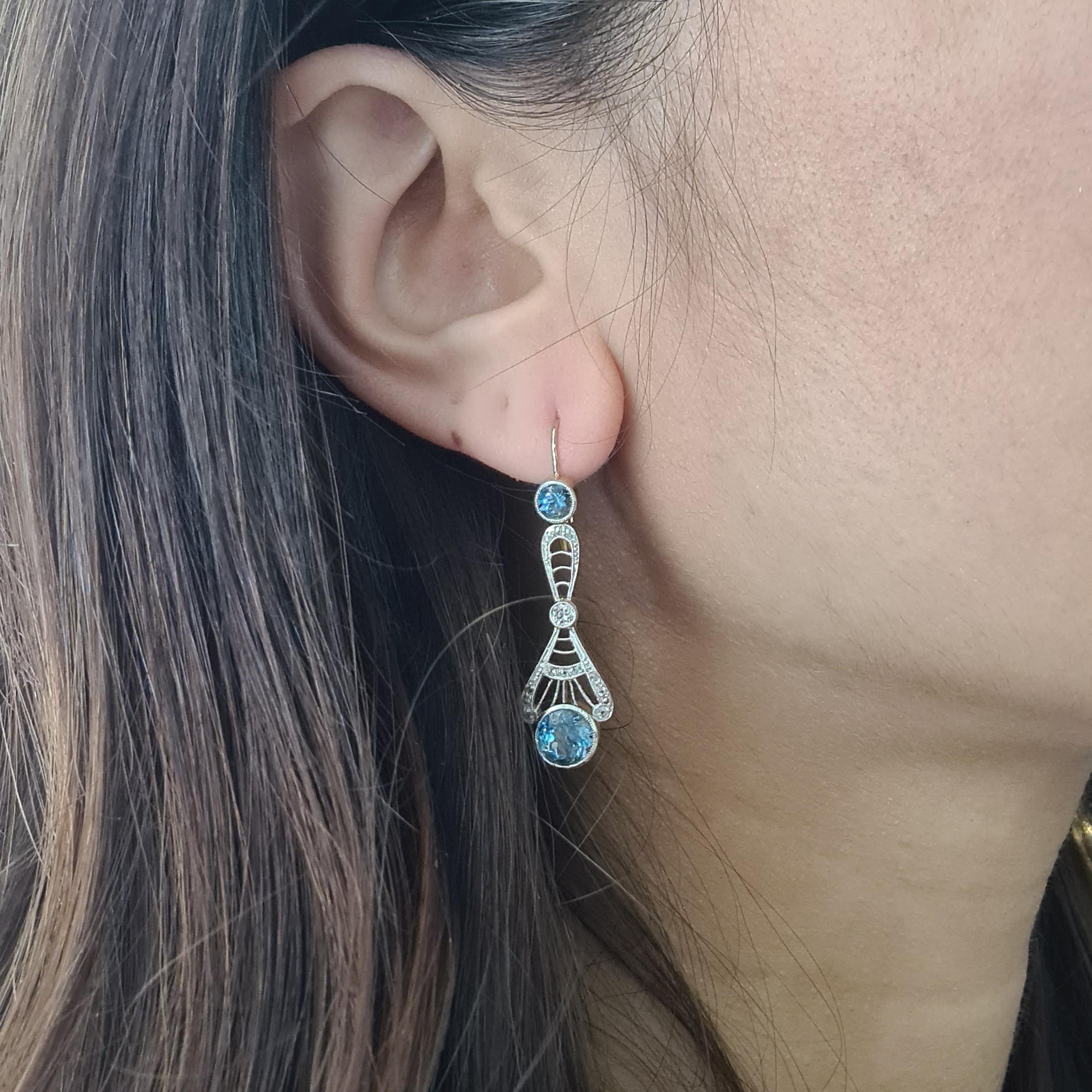 Un paio di orecchini a goccia con acquamarina e diamanti in stile edoardiano, con acquamarine rotonde sfaccettate e diamanti taglio rosa, per un peso stimato di 0,25ct, con incastonature a sfregamento e a grana e bordi a mille, montati in oro con