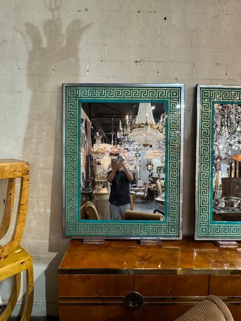 Miroir décoratif moderne 'green eglomise' Greek Key patter. Parfait pour les designs éclectiques d'aujourd'hui ! 42 