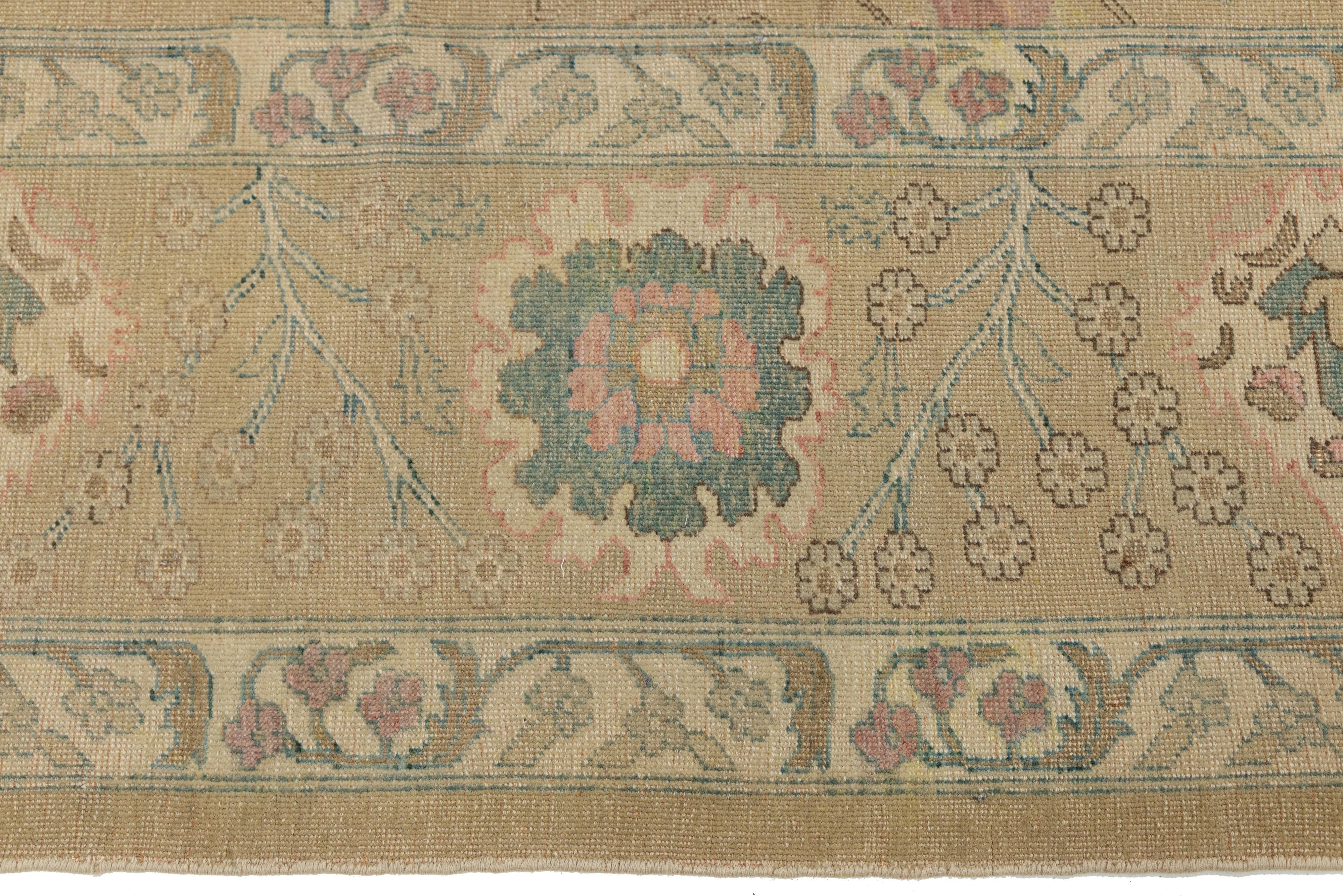 Moderner ägyptischer Oushak-Wollteppich handgefertigt in Tan mit Blumenmotiven im Angebot 3