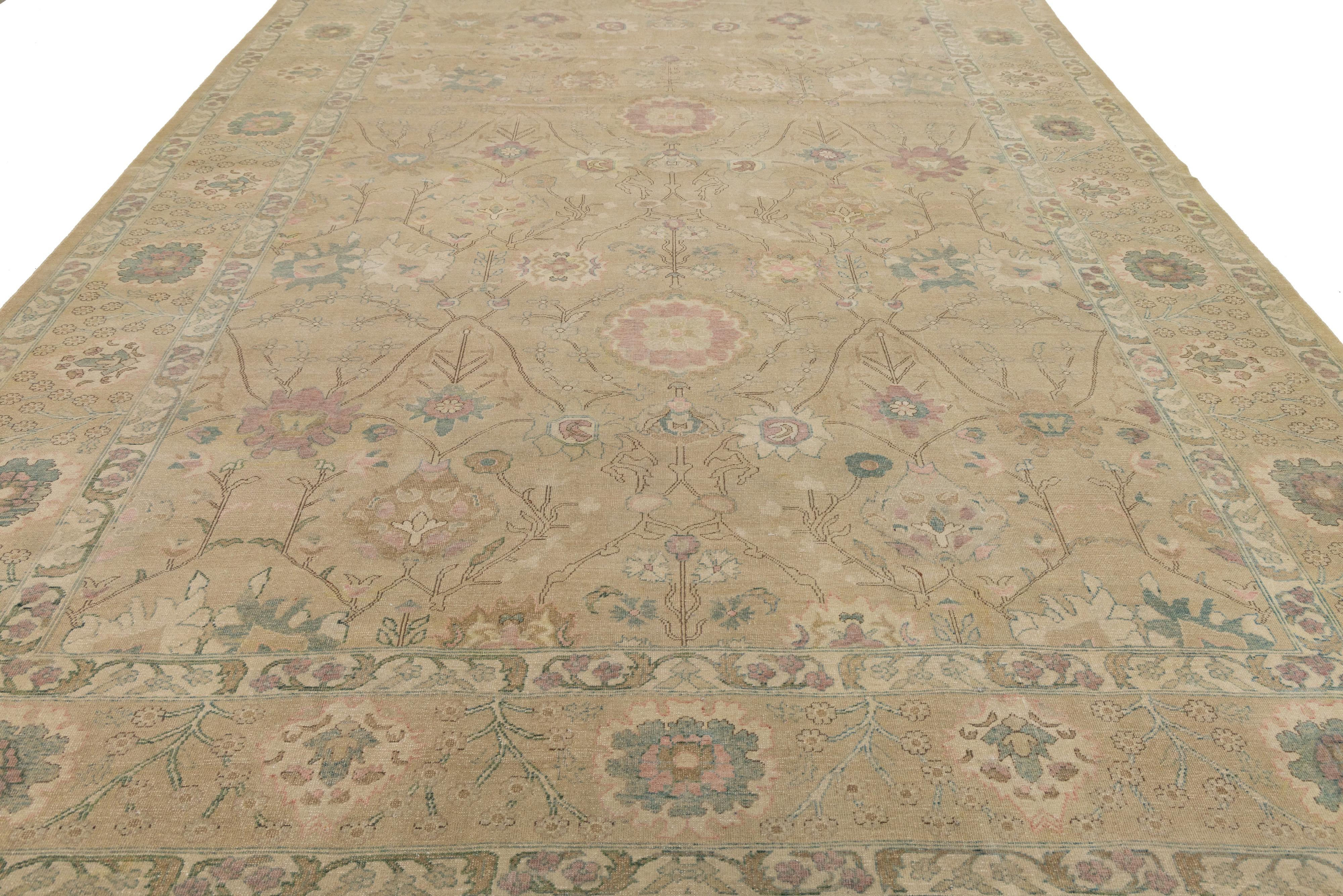 Dieser handgeknüpfte ägyptische Oushak-Teppich ist eine zeitgemäße Interpretation der klassischen anatolischen Ästhetik und zeichnet sich durch eine weiche, sonnenverblasste Farbpalette aus Elfenbein, Blush und Sage aus. Die floralen Motive und das