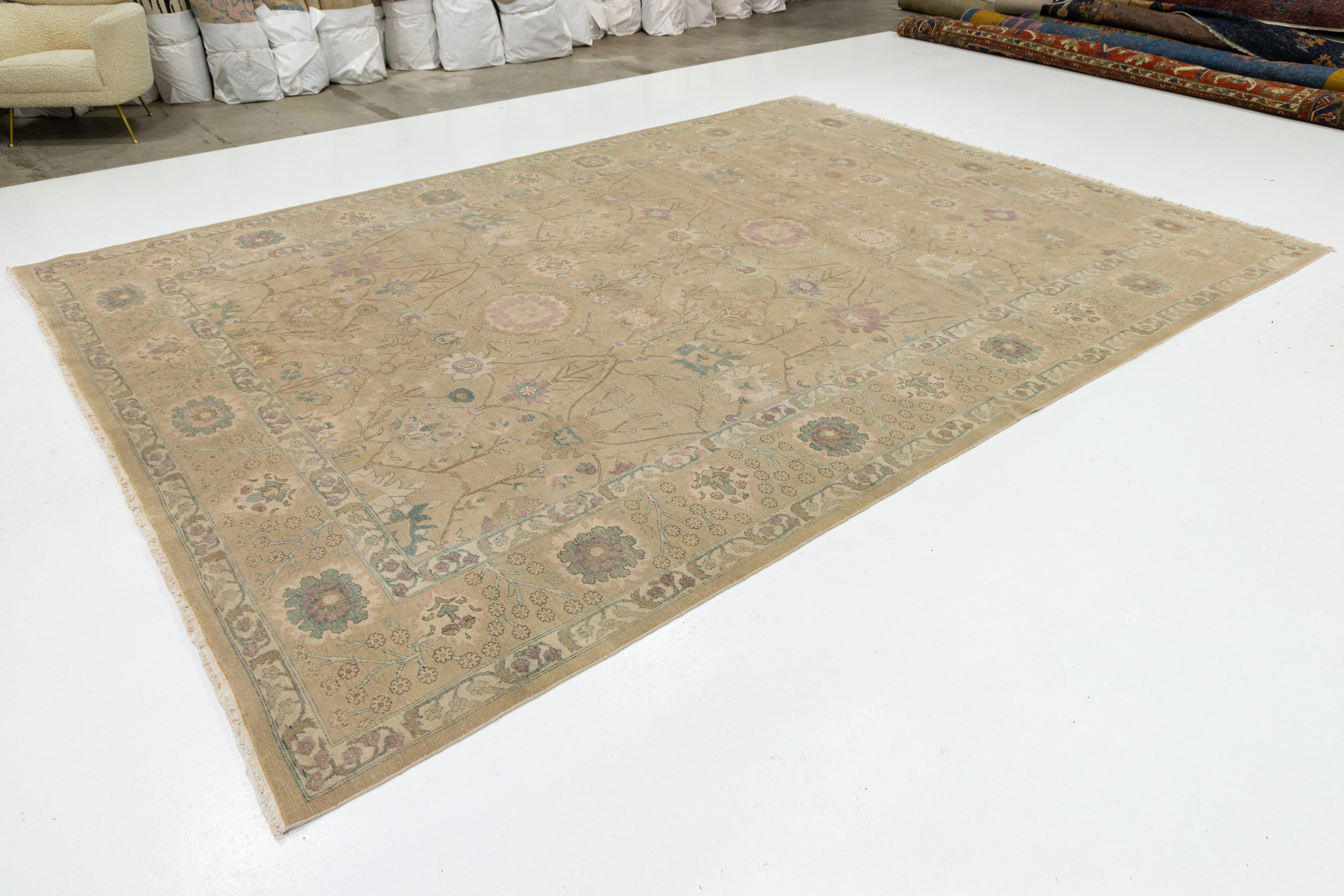 Moderner ägyptischer Oushak-Wollteppich handgefertigt in Tan mit Blumenmotiven (Ägyptisch) im Angebot