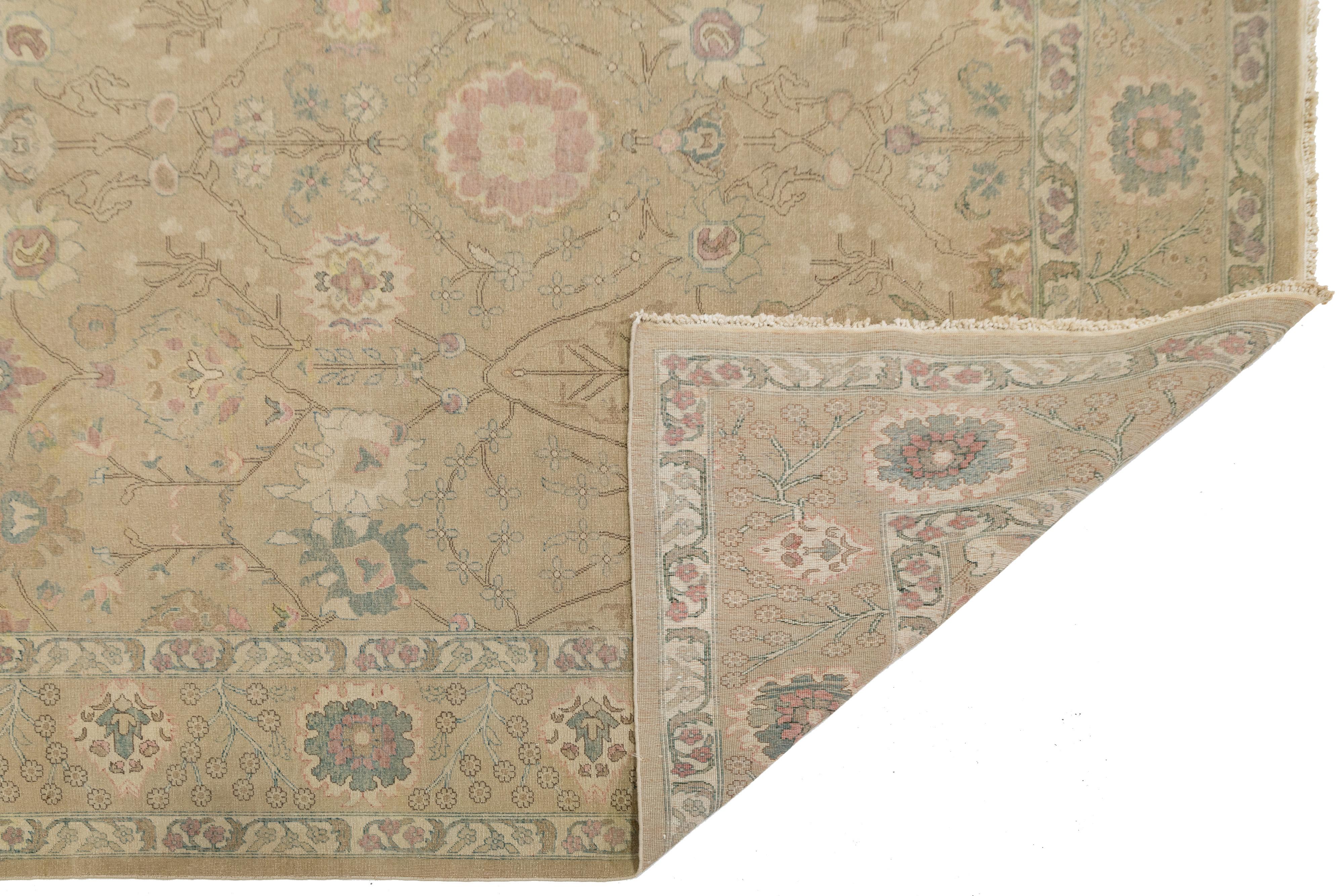 Moderner ägyptischer Oushak-Wollteppich handgefertigt in Tan mit Blumenmotiven (Handgeknüpft) im Angebot