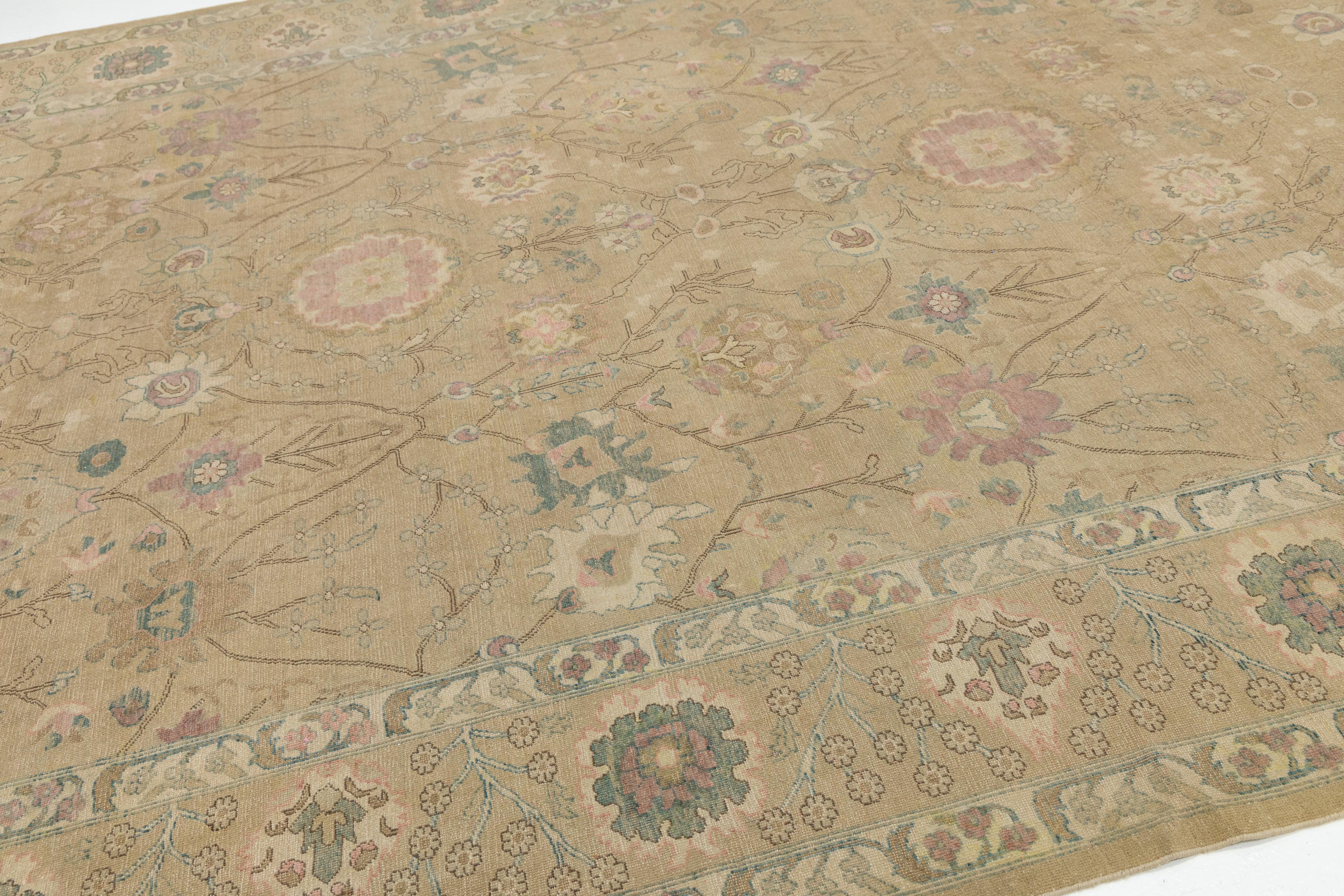 Moderner ägyptischer Oushak-Wollteppich handgefertigt in Tan mit Blumenmotiven im Zustand „Neu“ im Angebot in Norwalk, CT