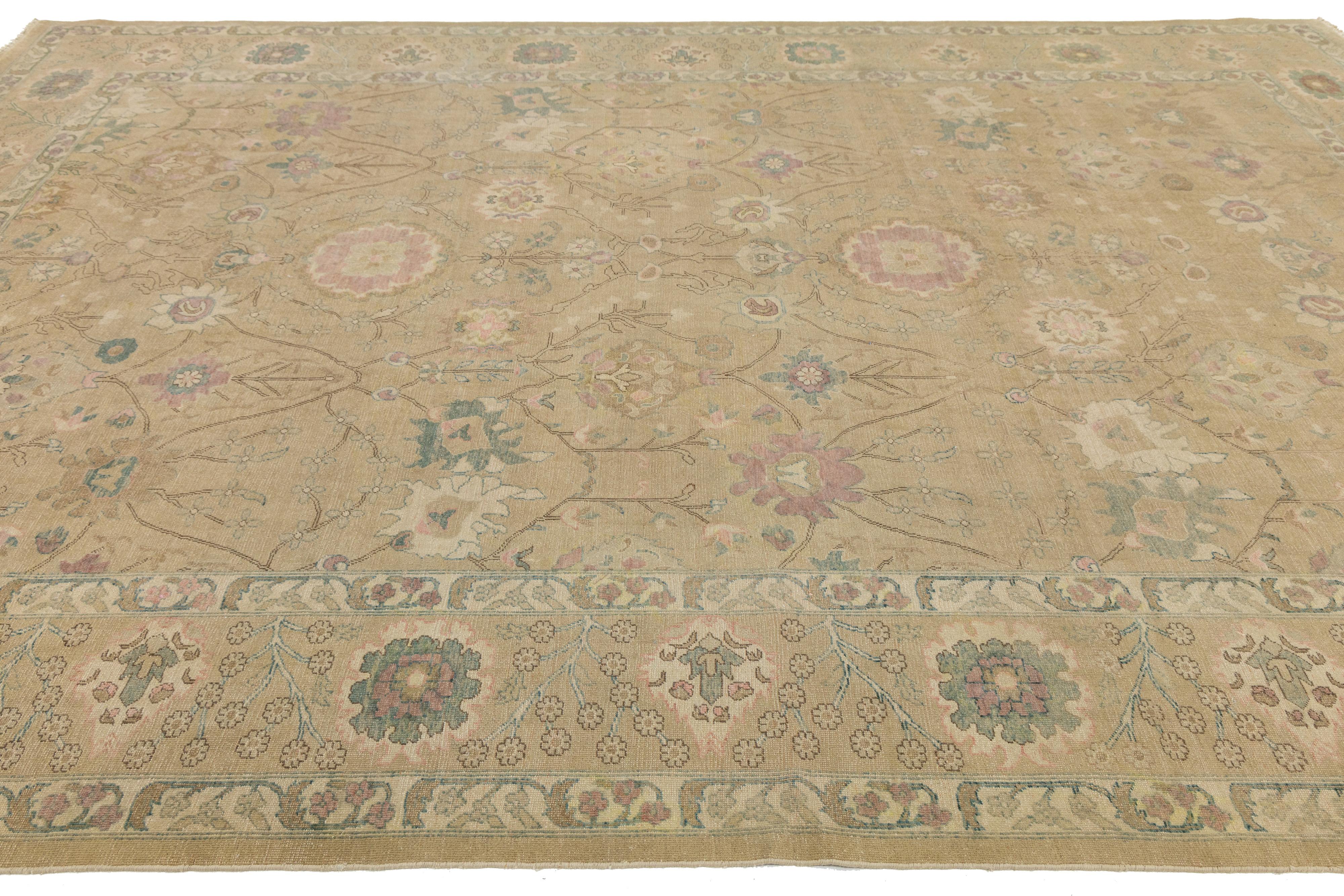 Moderner ägyptischer Oushak-Wollteppich handgefertigt in Tan mit Blumenmotiven (21. Jahrhundert und zeitgenössisch) im Angebot