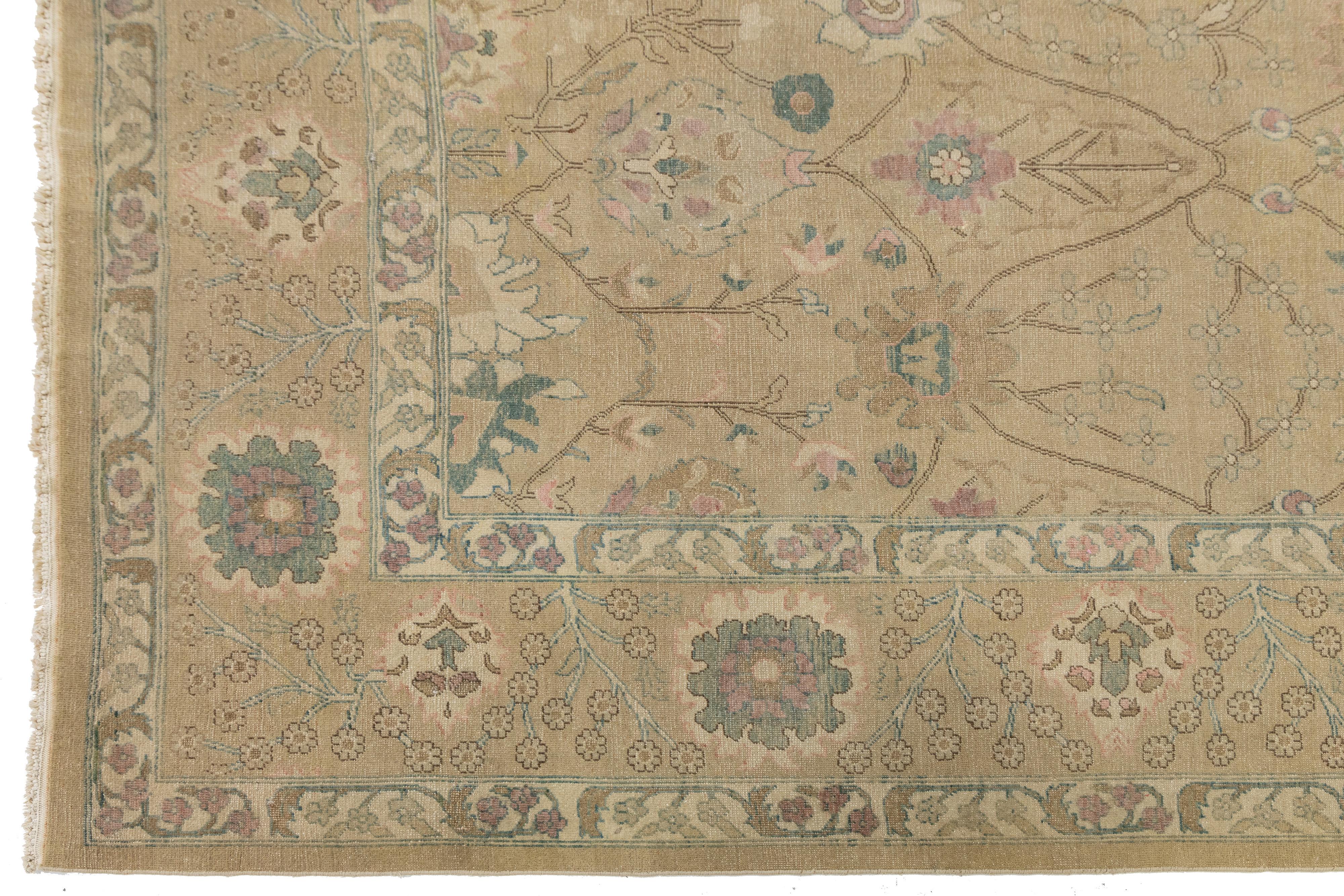 Moderner ägyptischer Oushak-Wollteppich handgefertigt in Tan mit Blumenmotiven (Wolle) im Angebot