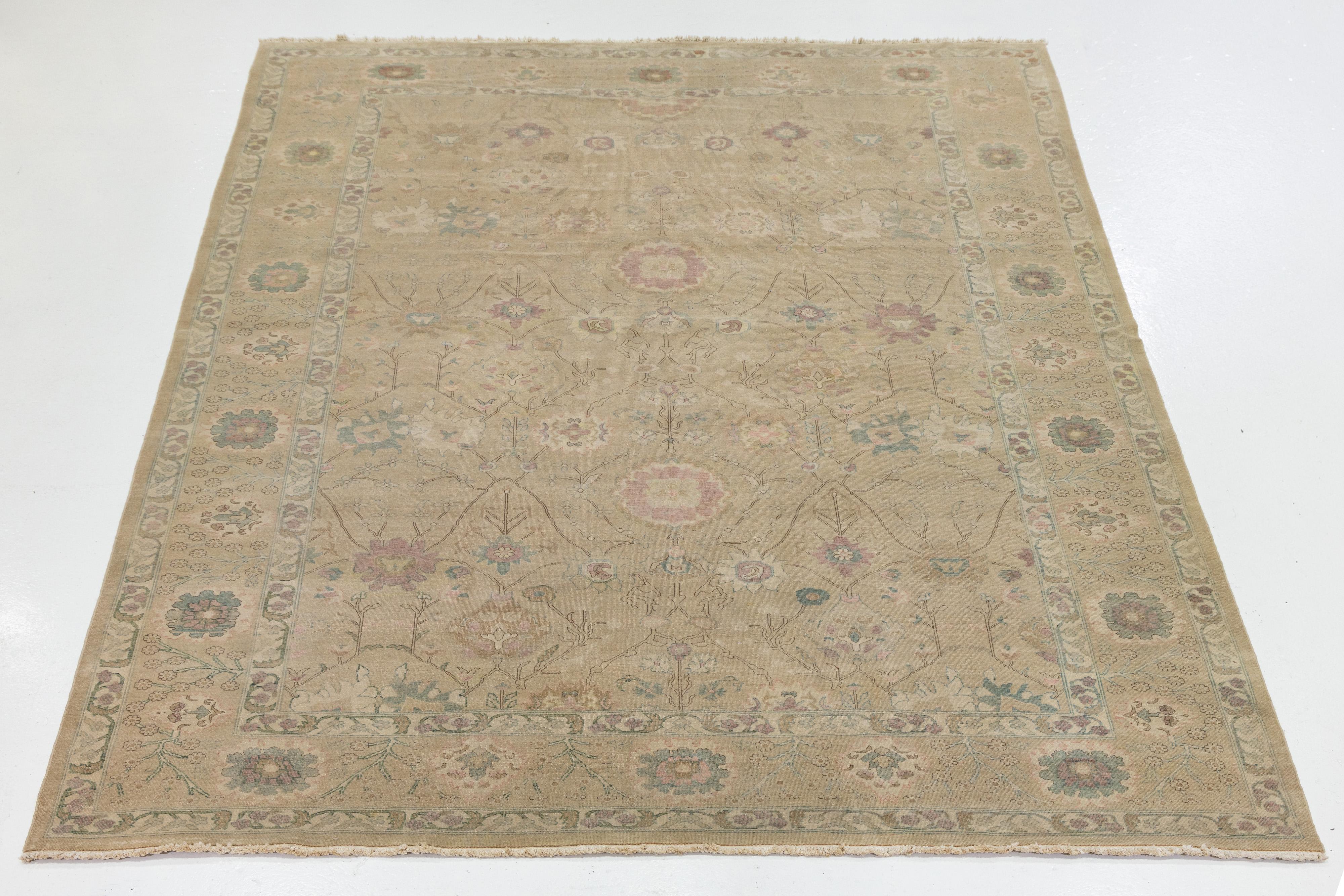 Moderner ägyptischer Oushak-Wollteppich handgefertigt in Tan mit Blumenmotiven im Angebot 1