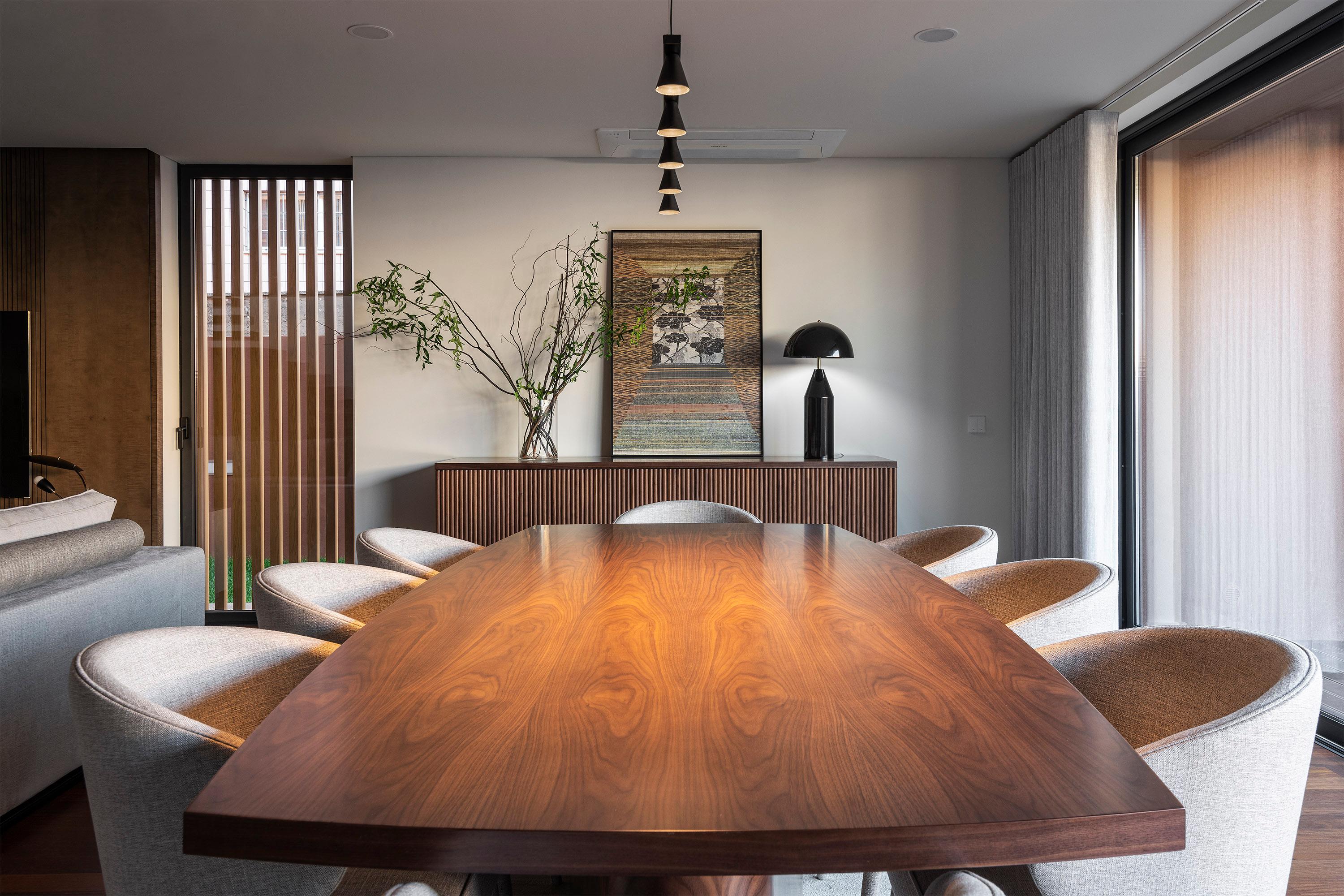 Modern Elea Dining Table Made with Walnut And Brass, Handmade By Stylish Club For Sale 9
